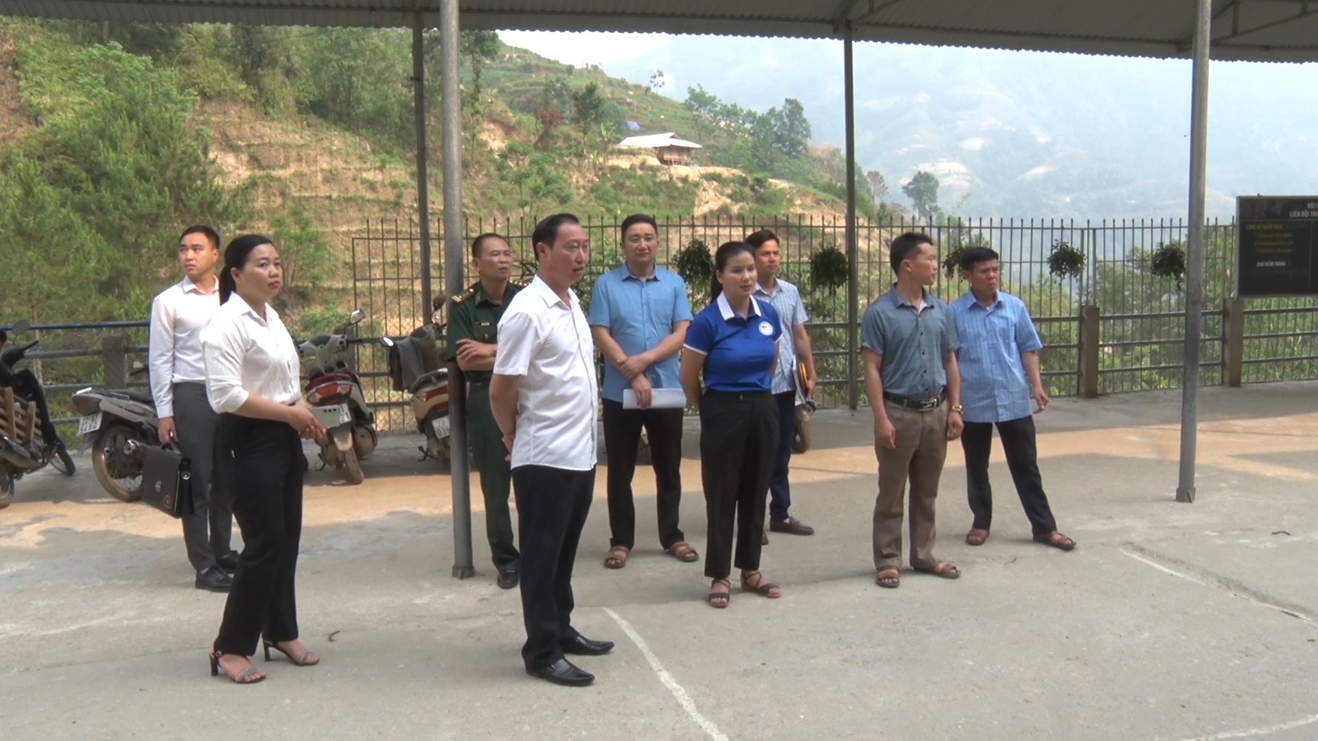 Bí thư Huyện uỷ Hoàng Su Phì kiểm tra xây dựng trường học tại xã Thèn Chu Phìn