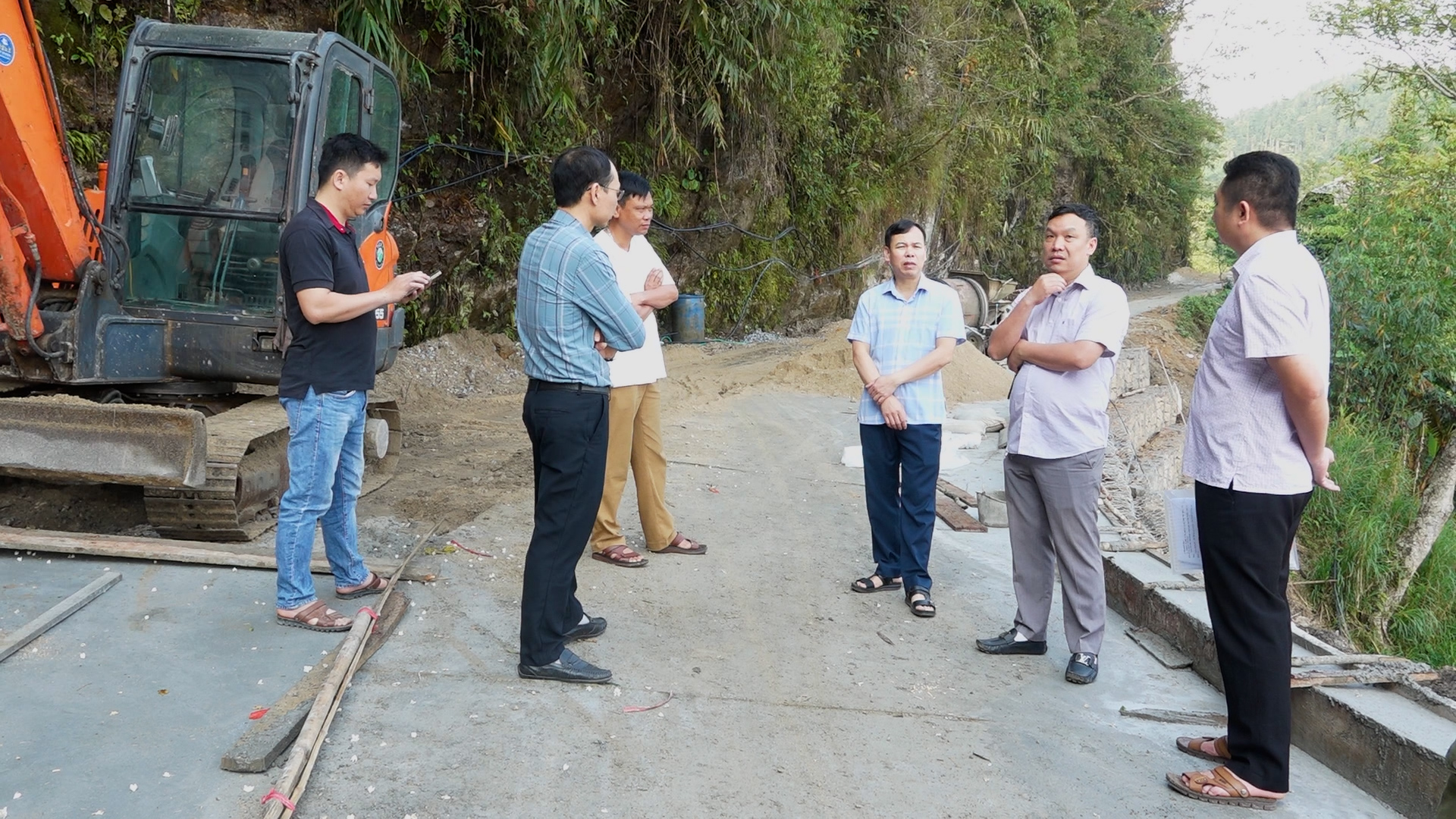 Chủ tịch UBND huyện Trần Quang Bằng kiểm tra tiến độ thi công các dự án trọng điểm trên địa bàn huyện