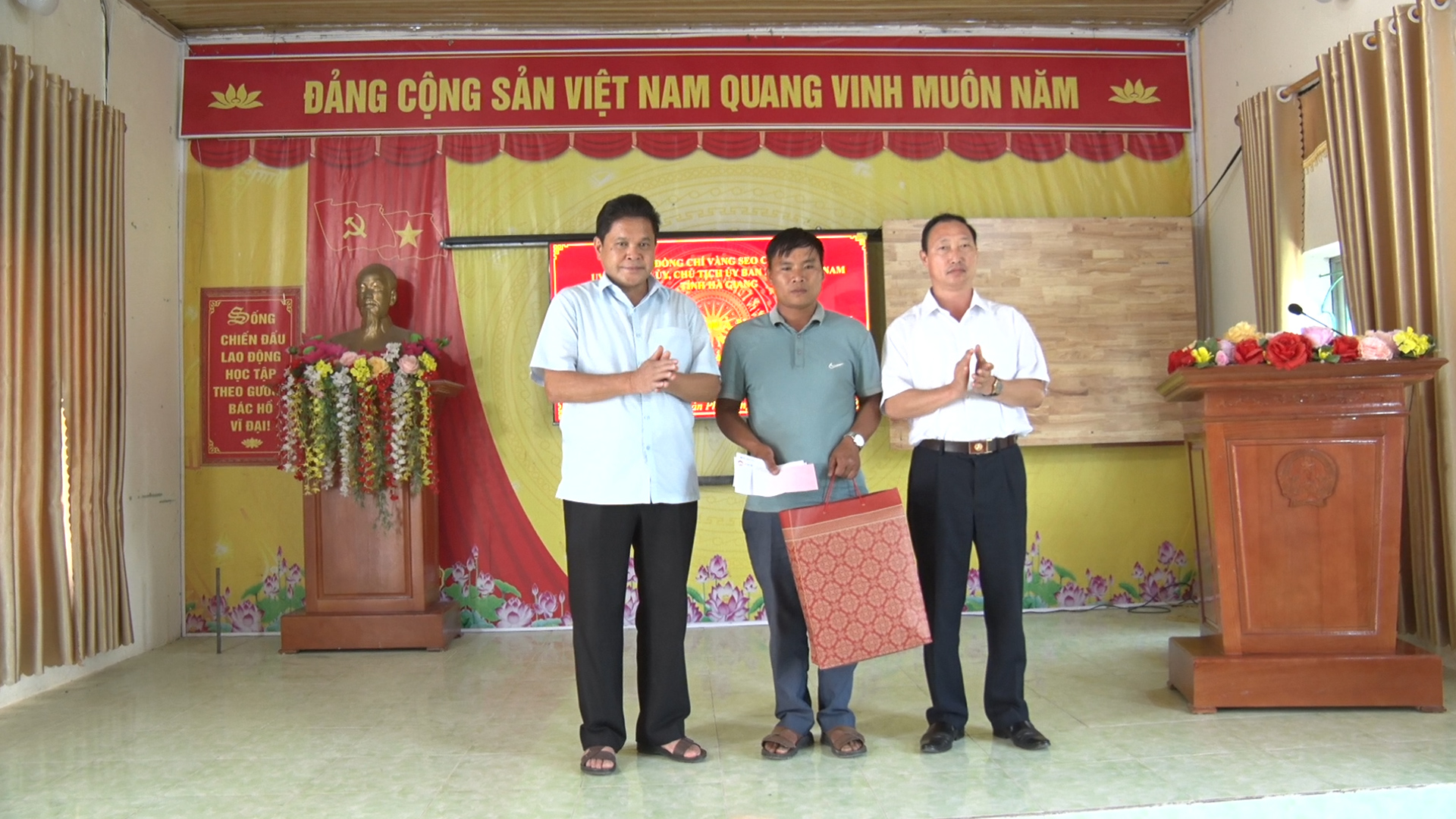 Đồng chí Vàng Seo Cón, Chủ tịch Ủy ban MTTQ tỉnh tặng quà tại Hoàng Su Phì
