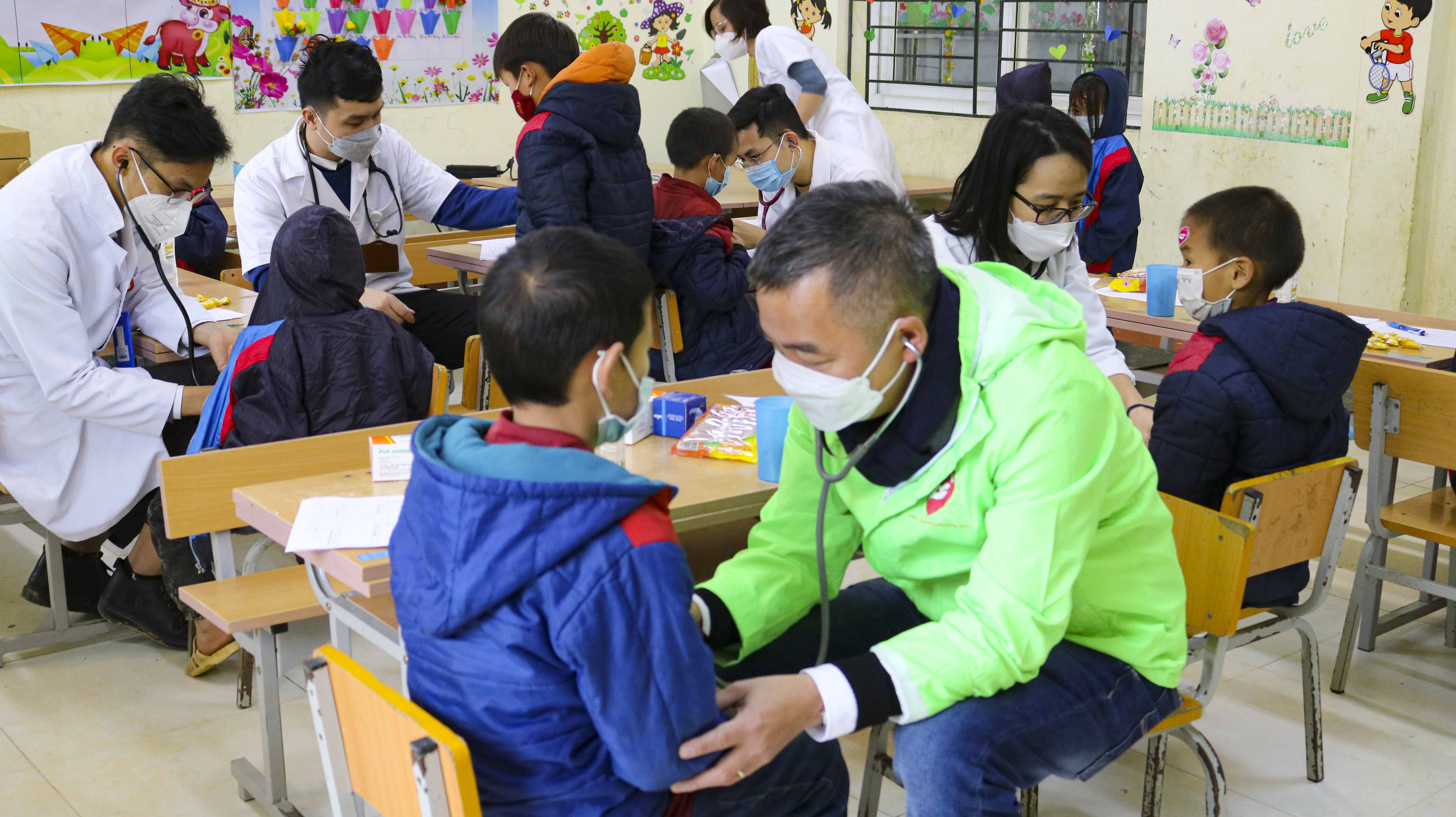 Giáo sư Nguyễn Lân Hiếu và các bác sỹ Bệnh viện Y Hà Nội khám bệnh cho các em học sinh trường Tiểu học Bán trú xã Túng Sán