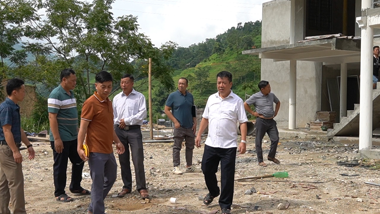 Phó bí thư huyện ủy kiểm tra tiến độ xây dựng nhà lưu trú cho học sinh tại xã Nậm Dịch
