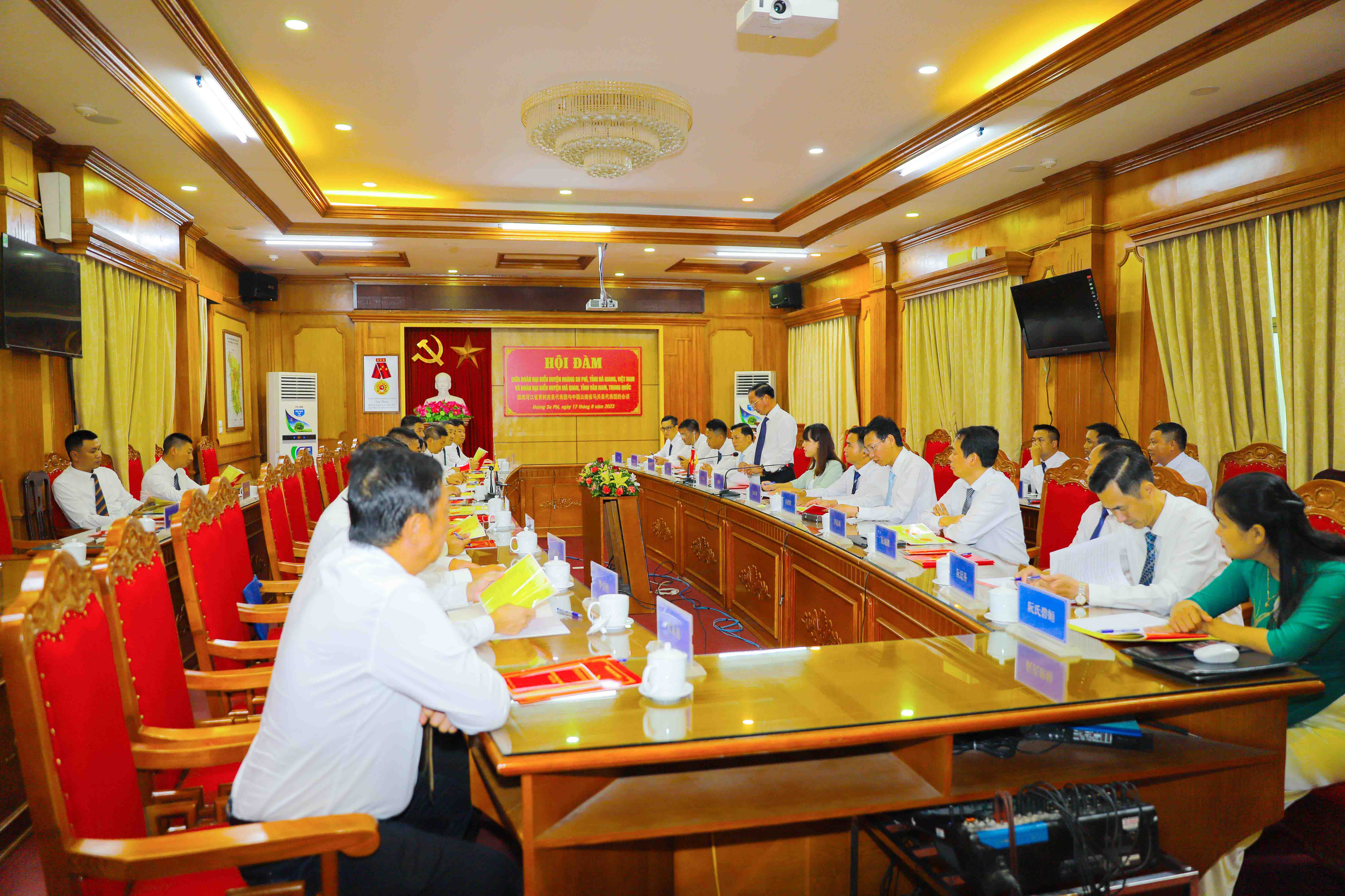 Hội đàm giữa Đoàn đại biểu huyện Hoàng Su Phì (Việt Nam) với huyện Mã Quan (Trung Quốc)