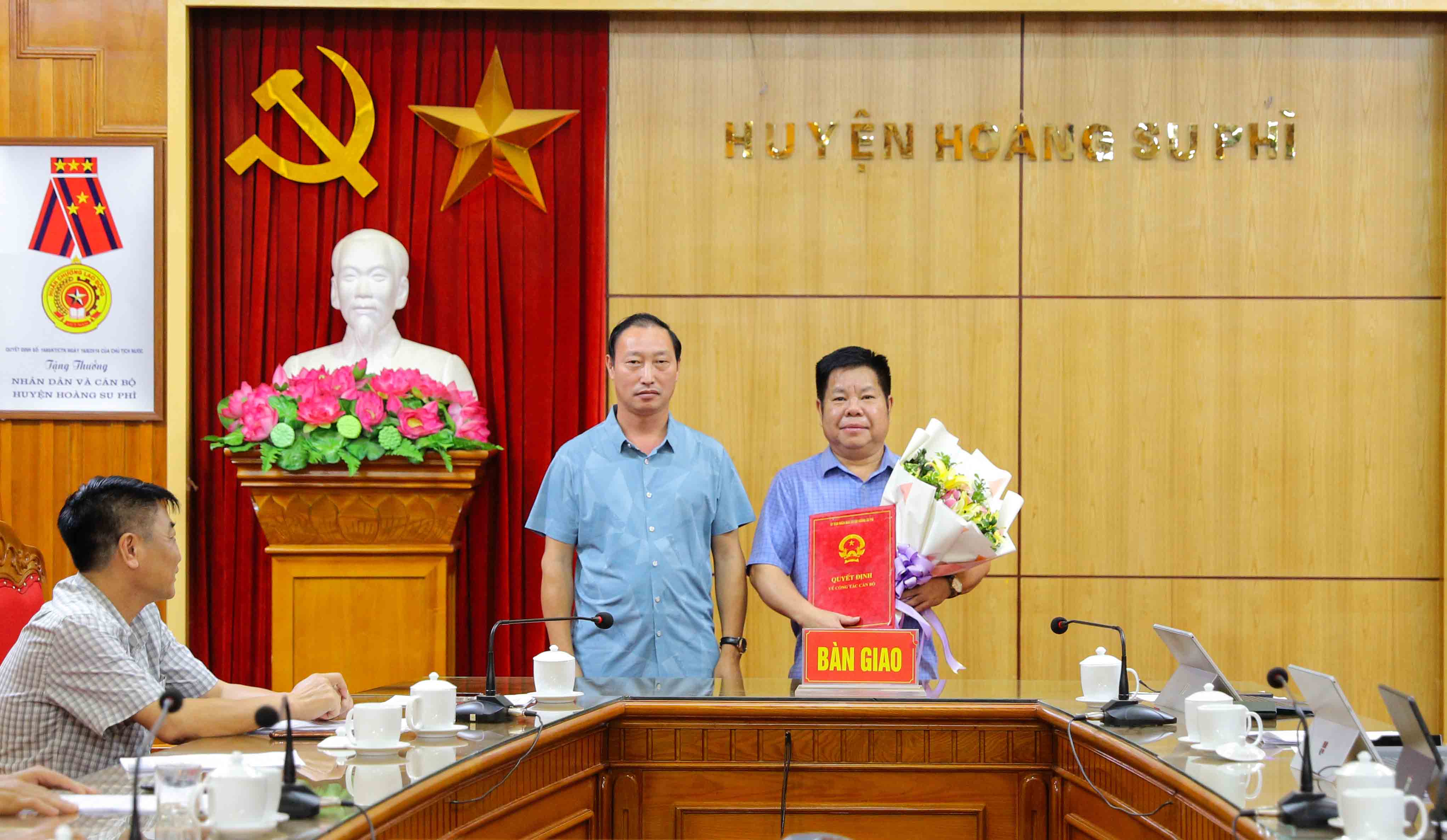 Công bố quyết định nghỉ chế độ đối với Chủ tịch UBND huyện Hoàng Su Phì
