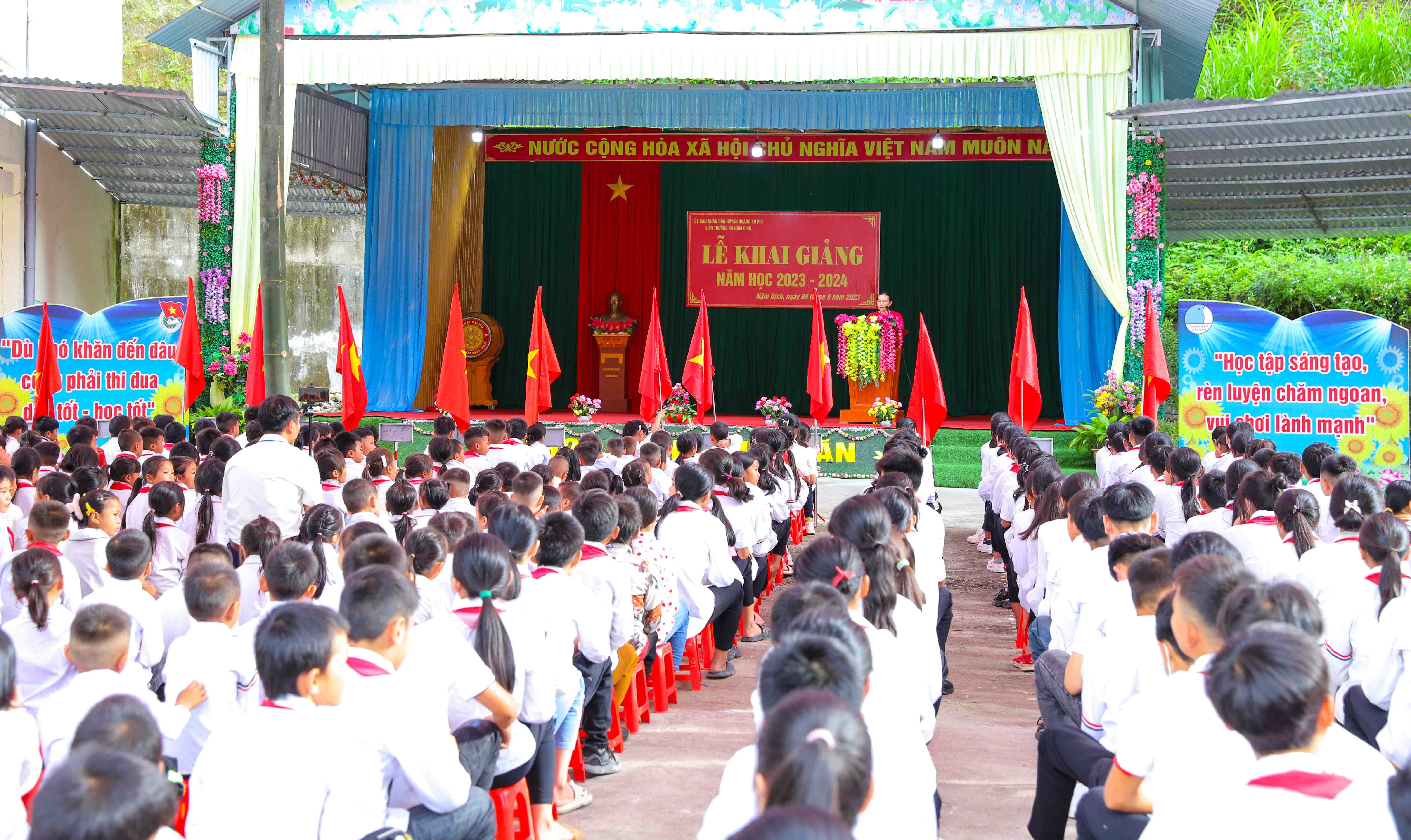 Khai giảng năm học mới tại xã Nậm Dịch
