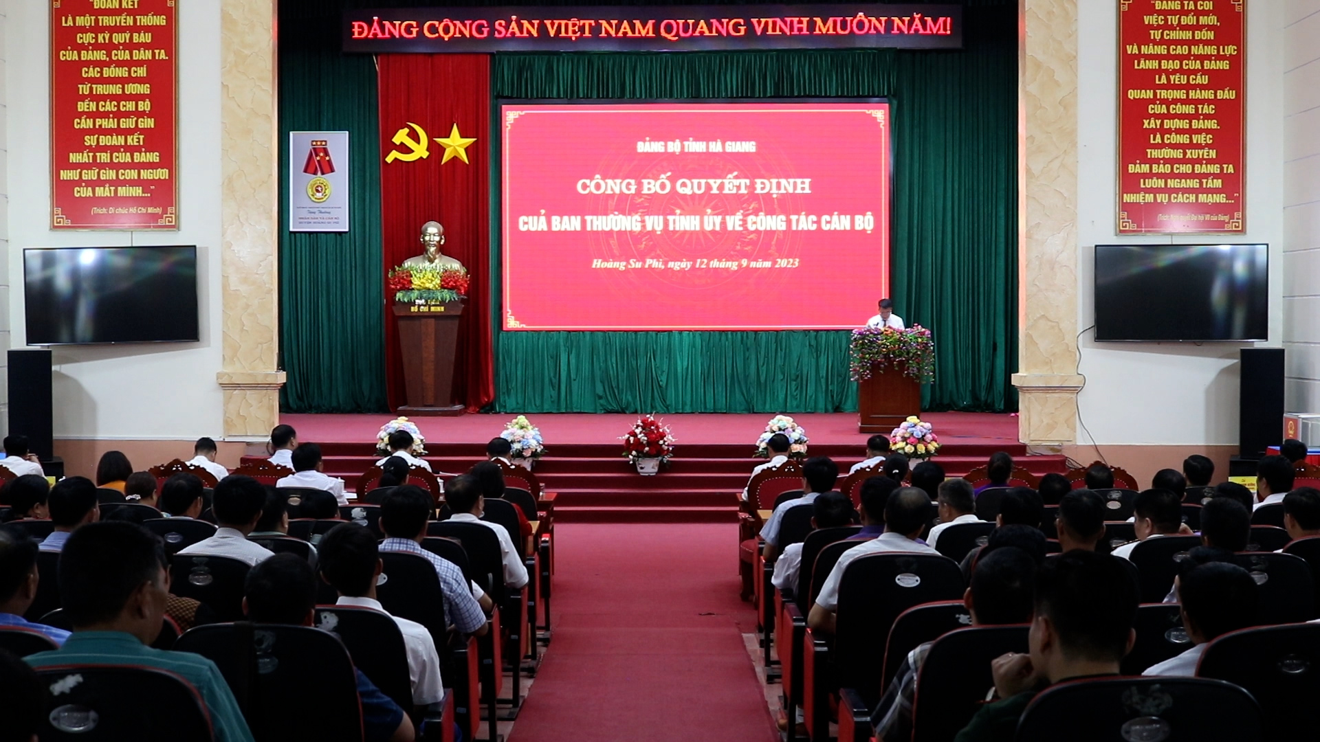 Lễ công bố quyết định của Ban Thường vụ Tỉnh uỷ về việc chuẩn y phó bí thư Huyện uỷ huyện Hoàng Su Phì.