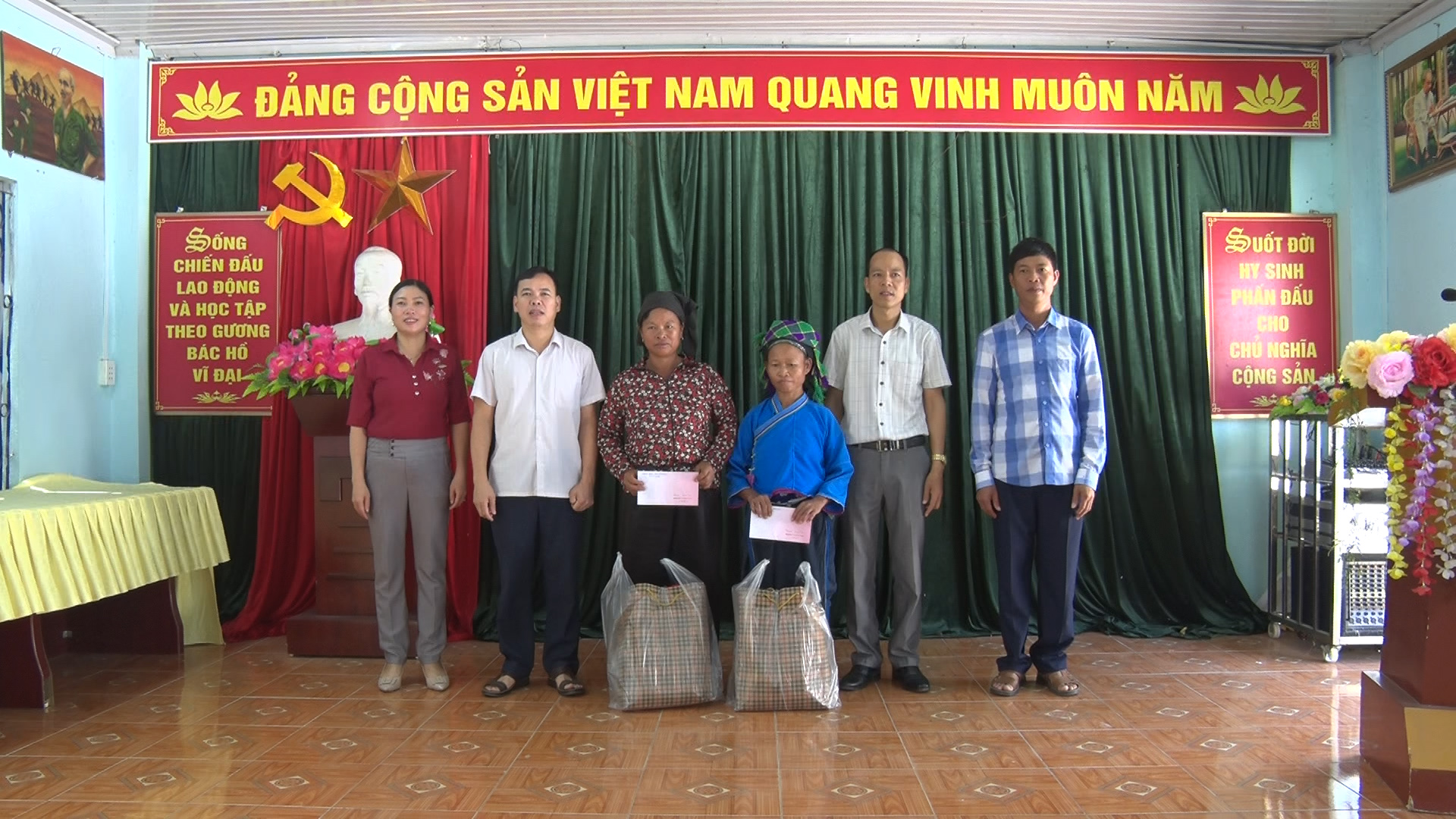 Chủ tịch UBND huyện Hoàng Su Phì tặng quà “vì người nghèo” năm 2023