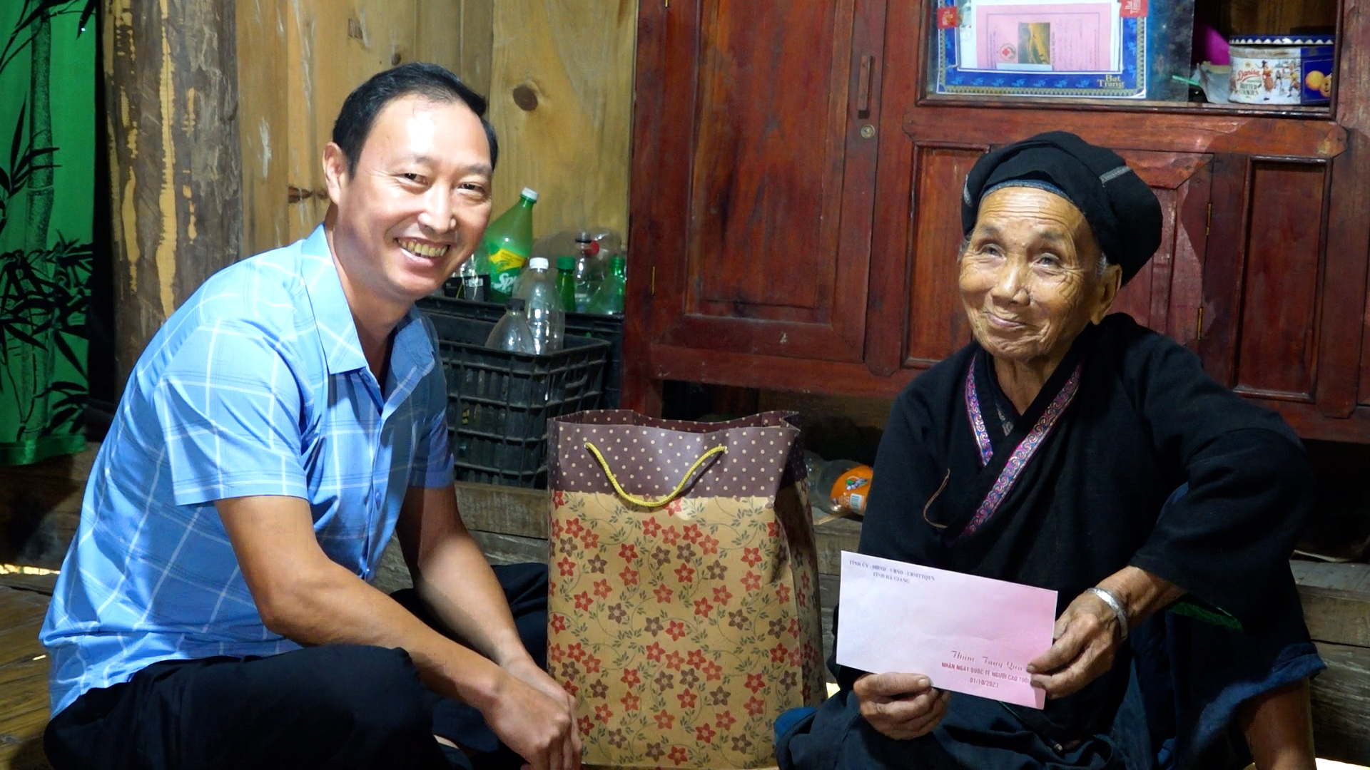 Bí thư Huyện ủy thăm và tặng quà người cao tuổi trên địa bàn thị trấn Vinh Quang.