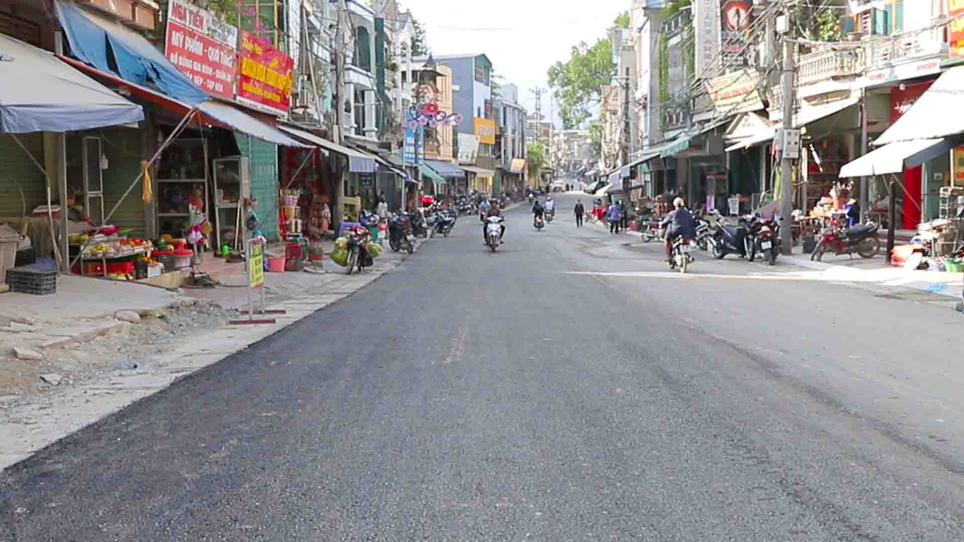 Thị trấn Vinh Quang ra quân giải tỏa hành lang, vỉa hè, lập lại mĩ quan đô thị