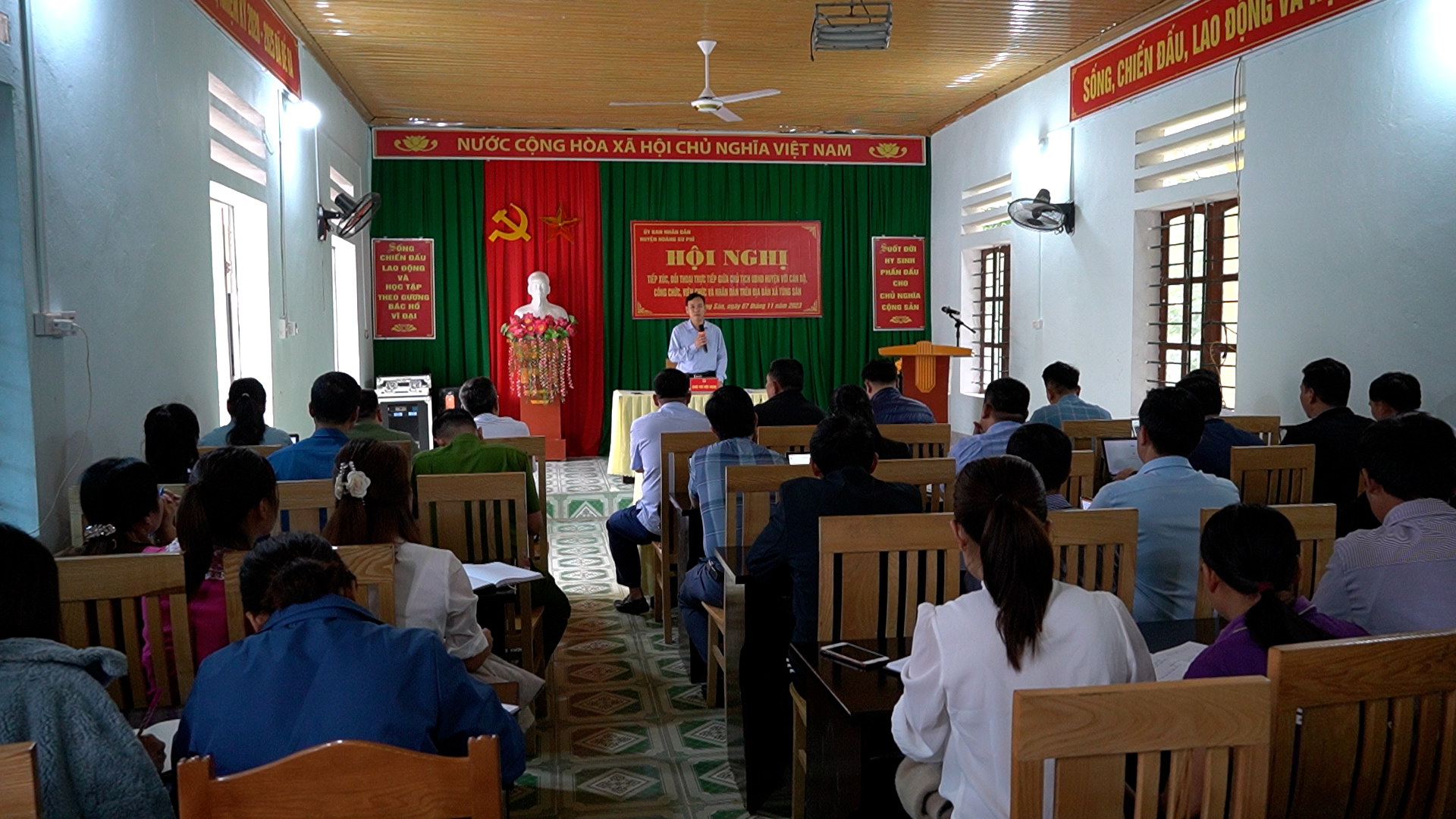 Chủ tịch UBND huyện đối thoại trực tiếp với cán bộ và nhân dân xã Túng Sán