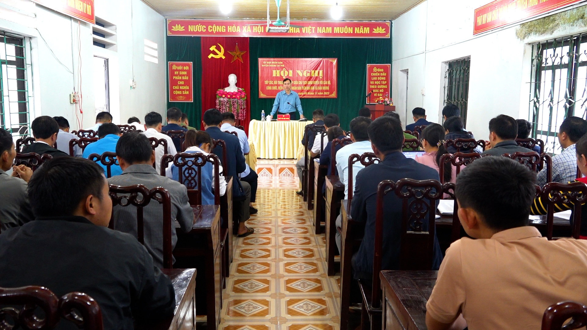 Hội nghị tiếp xúc, đối thoại giữa Chủ tịch UBND huyện với cán bộ và nhân dân xã Bản Nhùng.