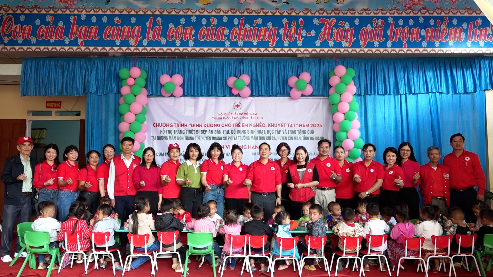 Hội Chữ thập đỏ thành phố Hà Nội trao hơn 250 suất quà cho các em học sinh vùng biên giới
