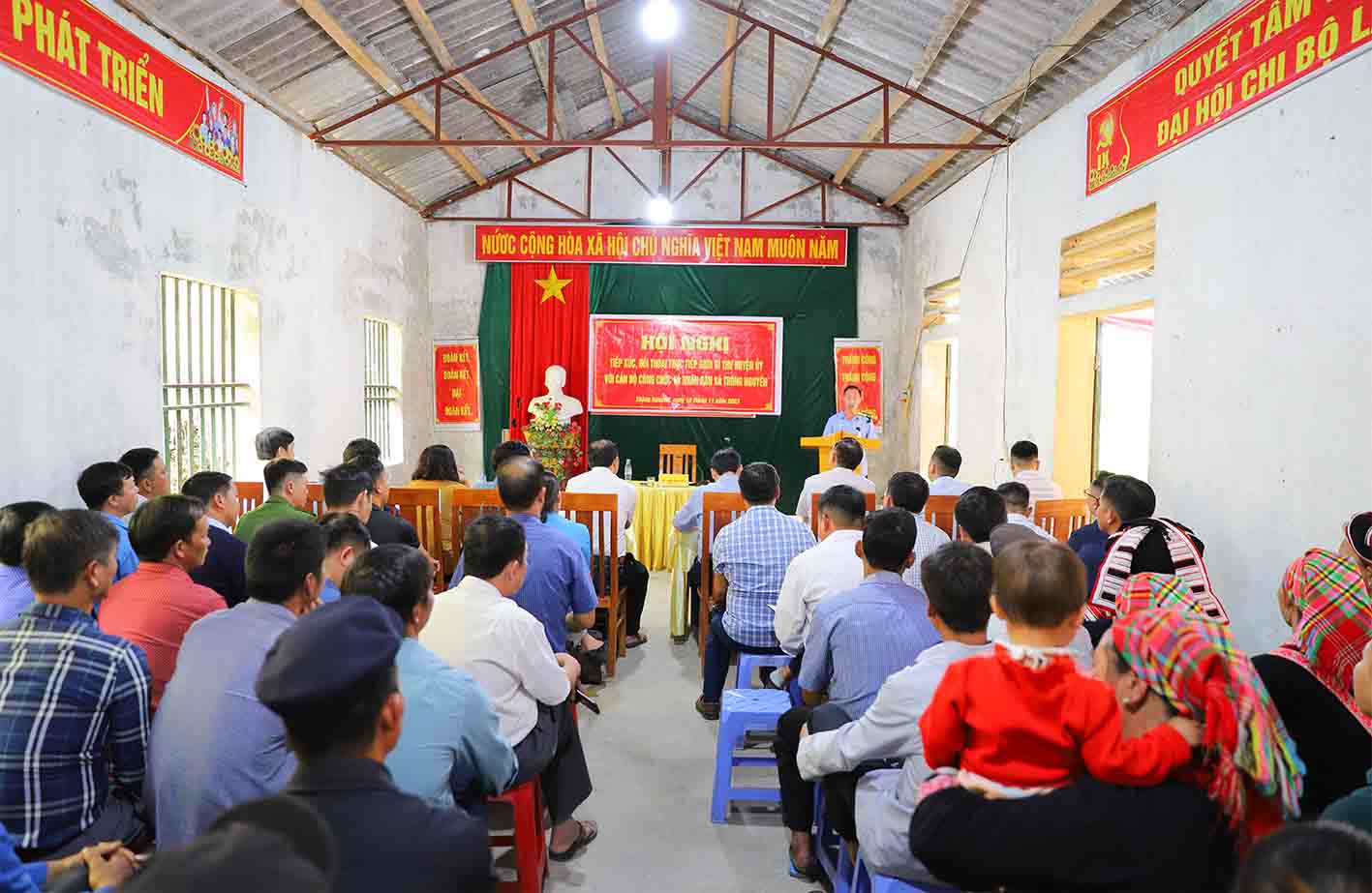 Đồng chí Bí thư Huyện ủy Hoàng Su Phì đối thoại với cán bộ, nhân dân xã Thông Nguyên