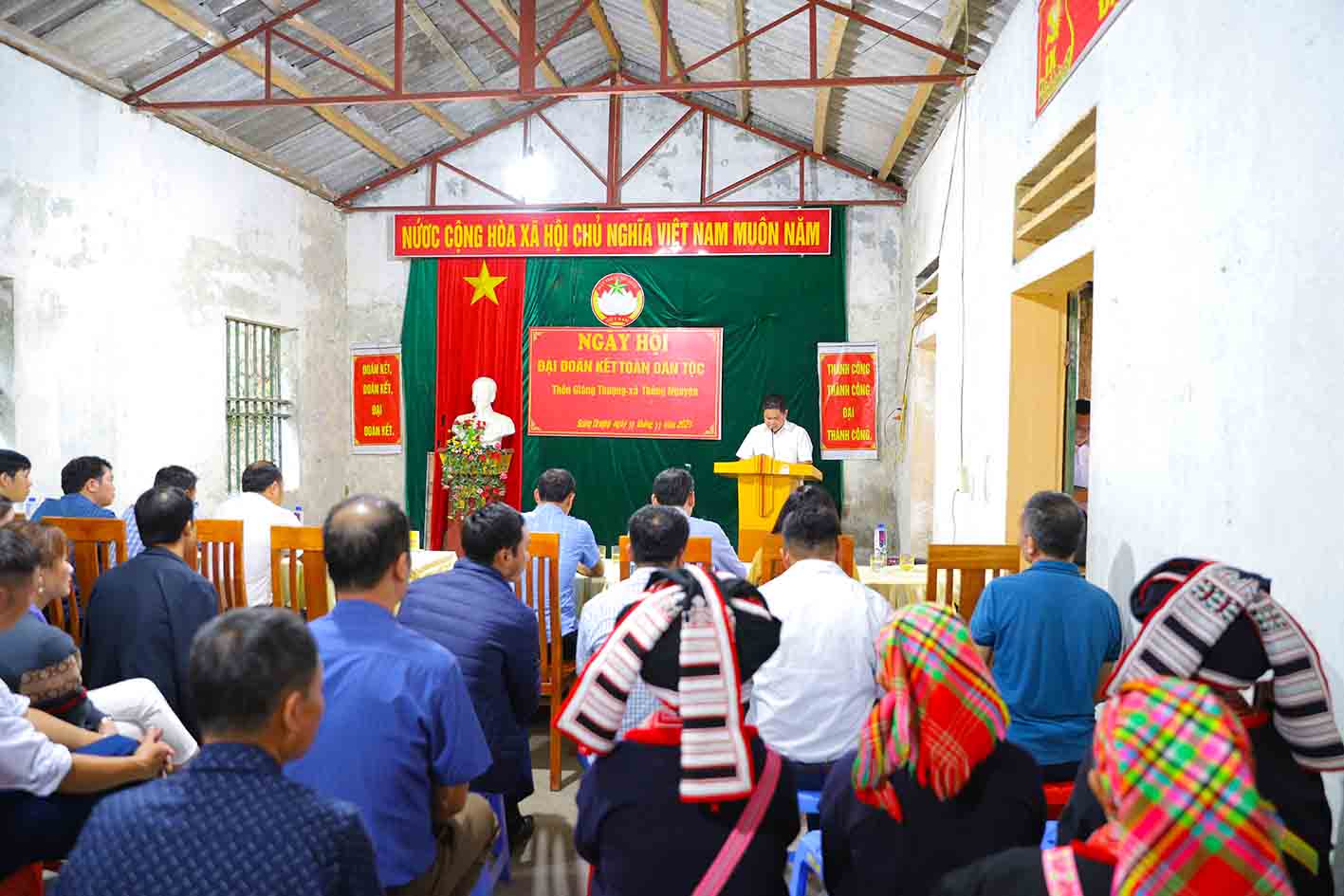 Đồng chí Vàng Seo Cón dự ngày hội đại đoàn kết thôn Giàng Thượng xã Thông Nguyên