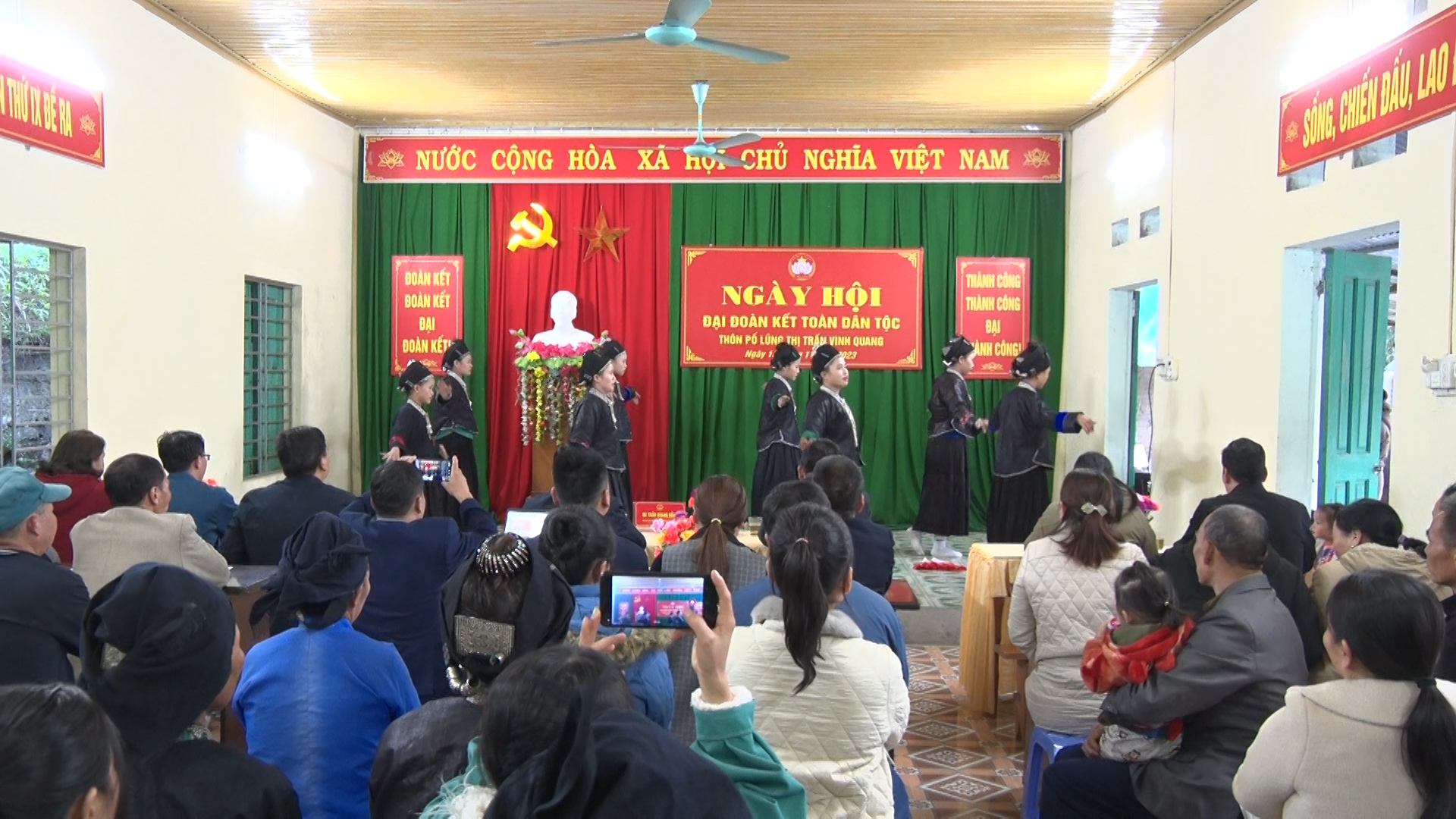 Chủ tịch UBND huyện dự Ngày hội Đại đoàn kết toàn dân tộc tại thôn Pố Lũng, thị trấn Vinh Quang