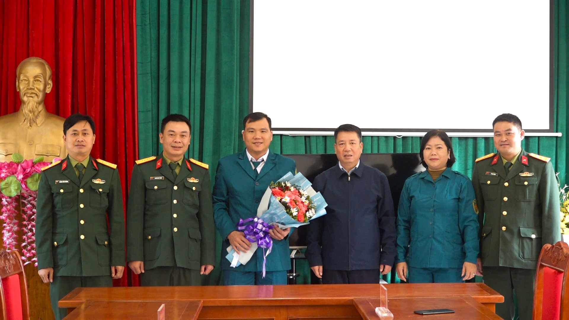 Công bố bổ nhiệm cán bộ Ban Chỉ huy quân sự khối tự vệ Huyện ủy.
