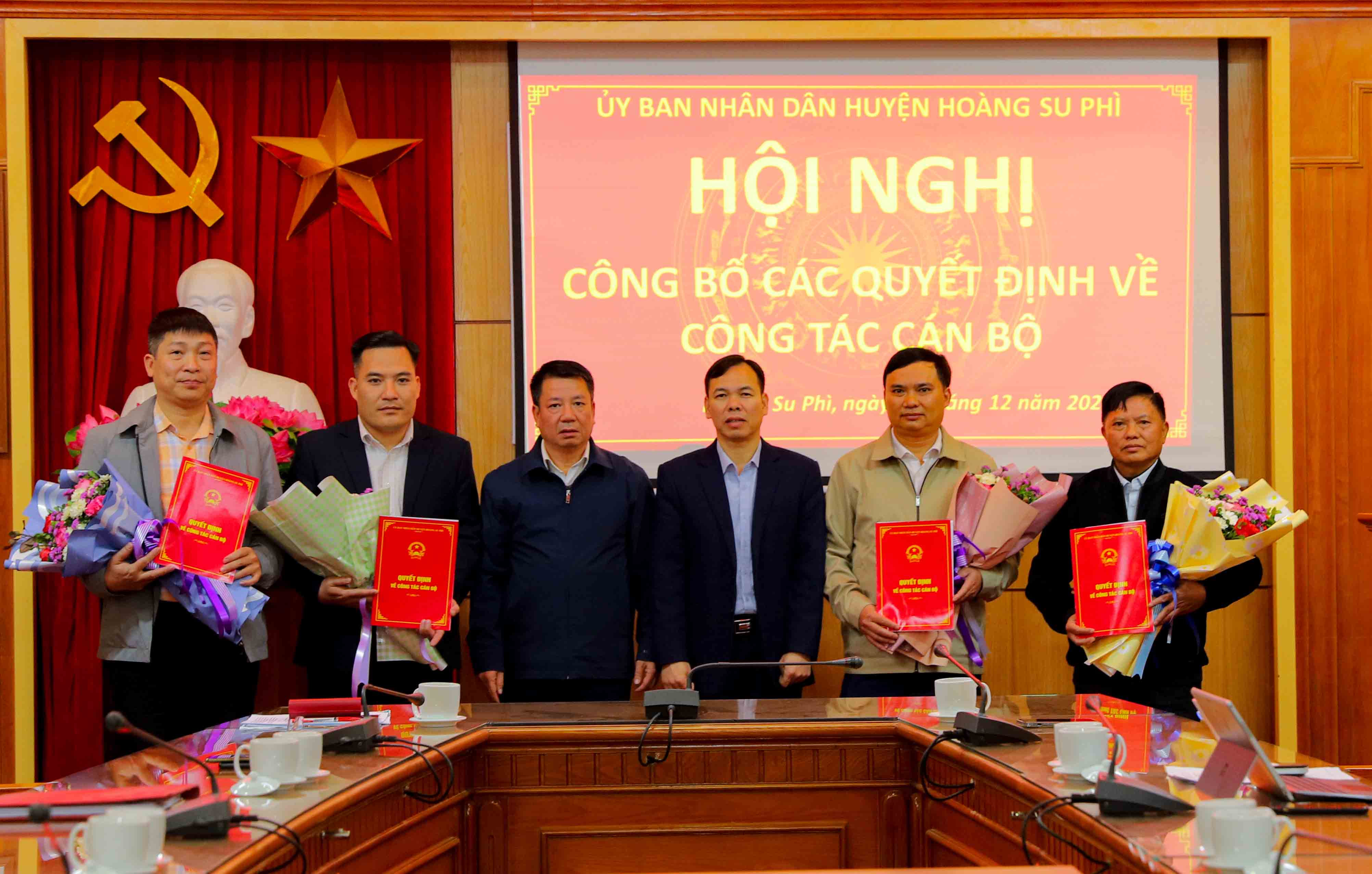 UBND huyện Hoàng Su Phì công bố các Quyết định về công tác cán bộ