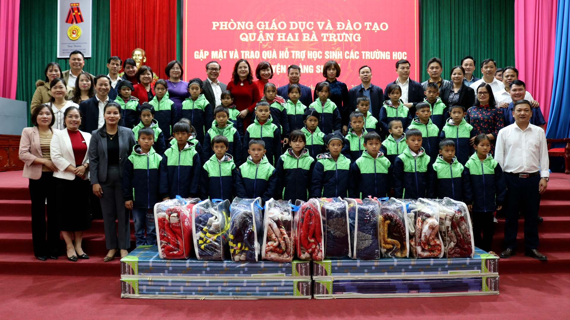 Gặp mặt và trao quà hỗ trợ cho học sinh huyện Hoàng Su Phì