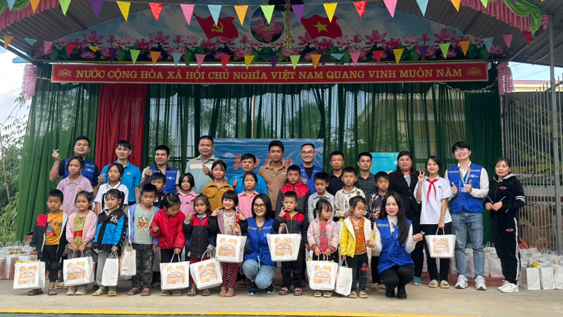 Công ty TNHH Samsung Display Việt Nam tặng quà cho học sinh tại xã Pờ Ly Ngài