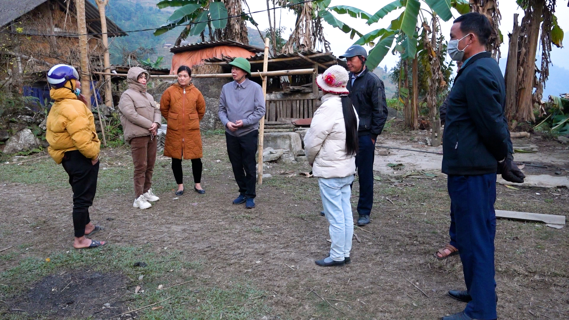 Phó chủ tịch UBND huyện Lý Chòi Nhàn kiểm tra công tác phòng chống dịch bệnh  trên đàn gia súc tại xã Nam Sơn.