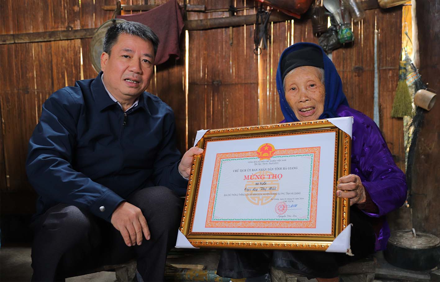 Lãnh đạo huyện Hoàng Su Phì thăm hỏi, động viên và tặng quà Người cao tuổi nhân dịp Tết Nguyên đán Giáp Thìn năm 2024