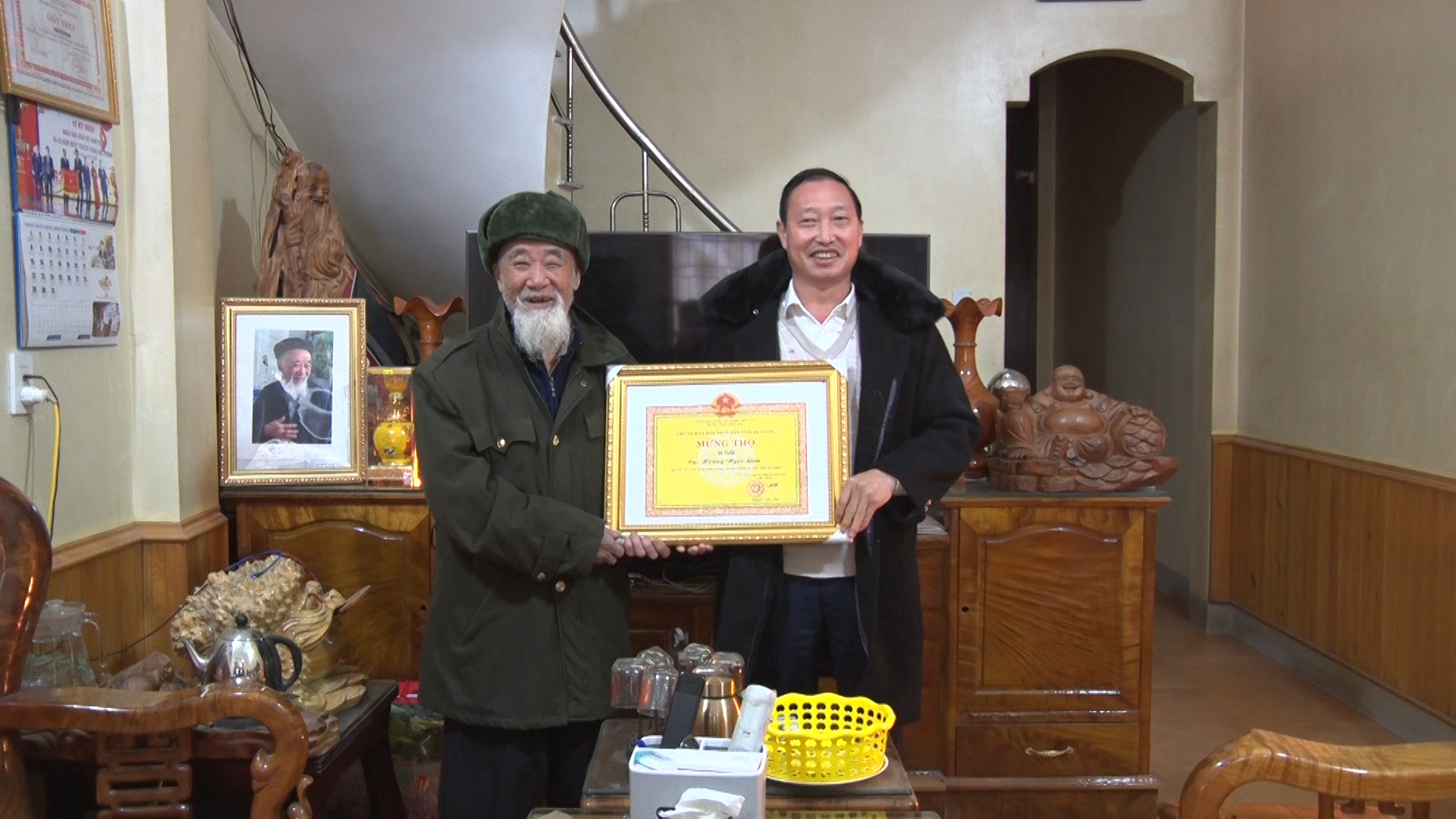 Đồng chí Bí thư Huyện uỷ chúc thọ, tặng quà tết tại thị trấn Vinh Quang