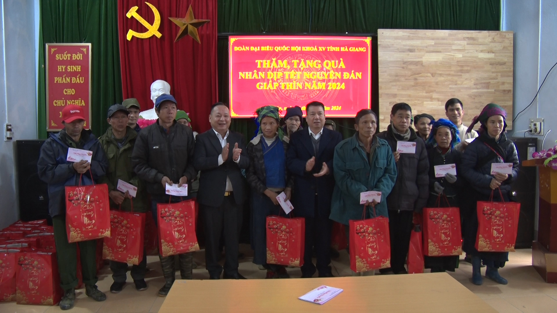 Đoàn ĐBQH khóa XV đơn vị tỉnh Hà Giang tặng quà Tết tại huyện Hoàng Su Phì