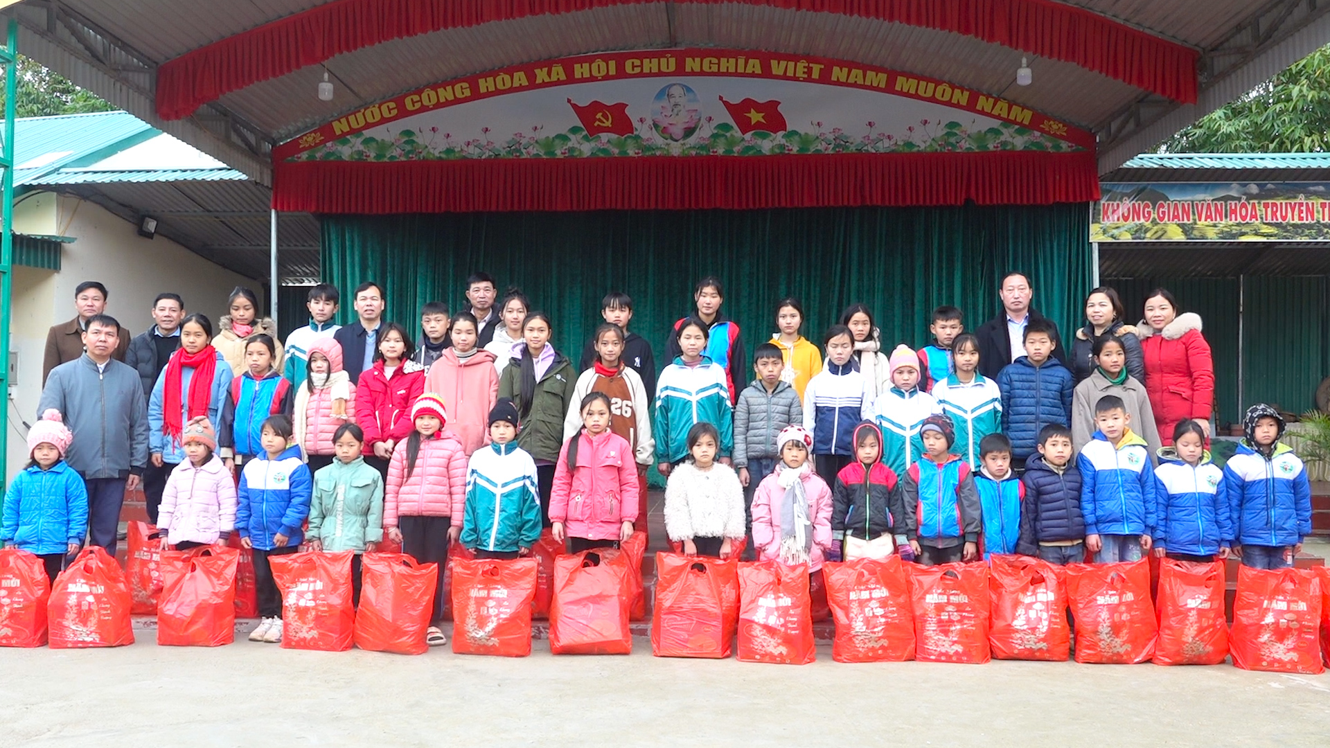 Bí thư Huyện ủy trao tặng 100 suất quà tết cho các em học sinh liên trường xã Ngàm Đăng Vài.
