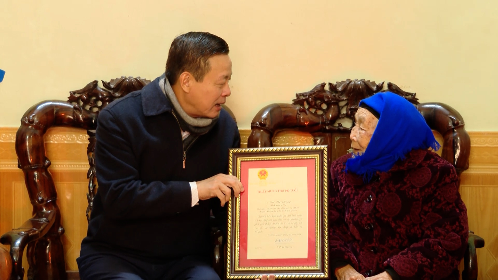 Chủ tịch UBND tỉnh Nguyễn Văn Sơn tặng quà, chúc tết tại Hoàng Su Phì.
