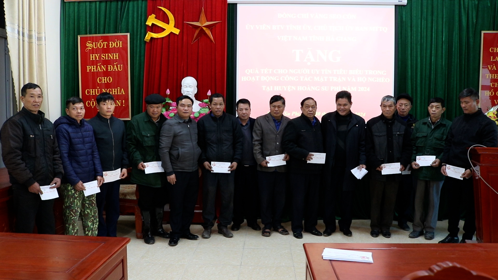 Chủ tịch Ủy ban Mặt trận tổ quốc Việt Nam tỉnh tặng quà tết cho người có uy tín tiêu biểu tại Hoàng Su Phì
