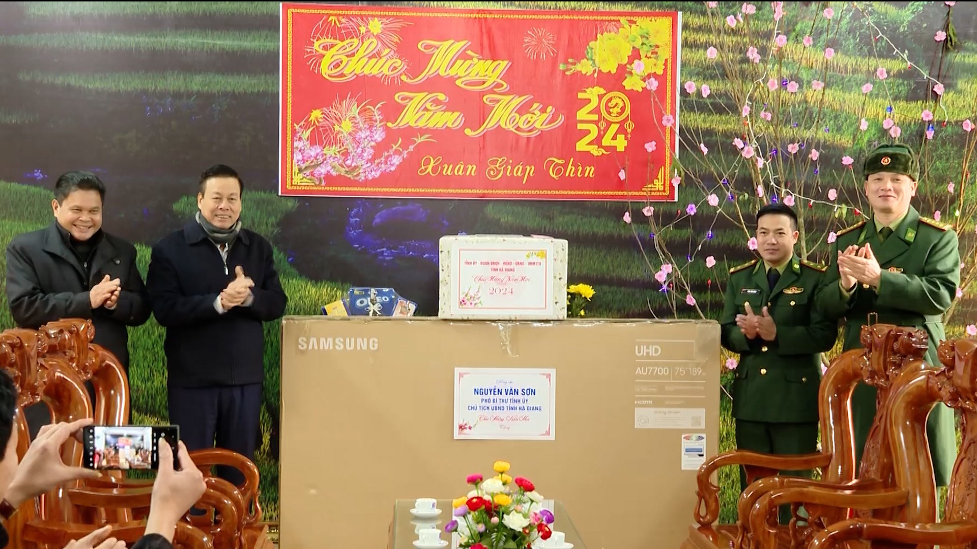 Chủ tịch UBND tỉnh Nguyễn Văn Sơn thăm và chúc tết tại Đồn Biên phòng Bản Máy.