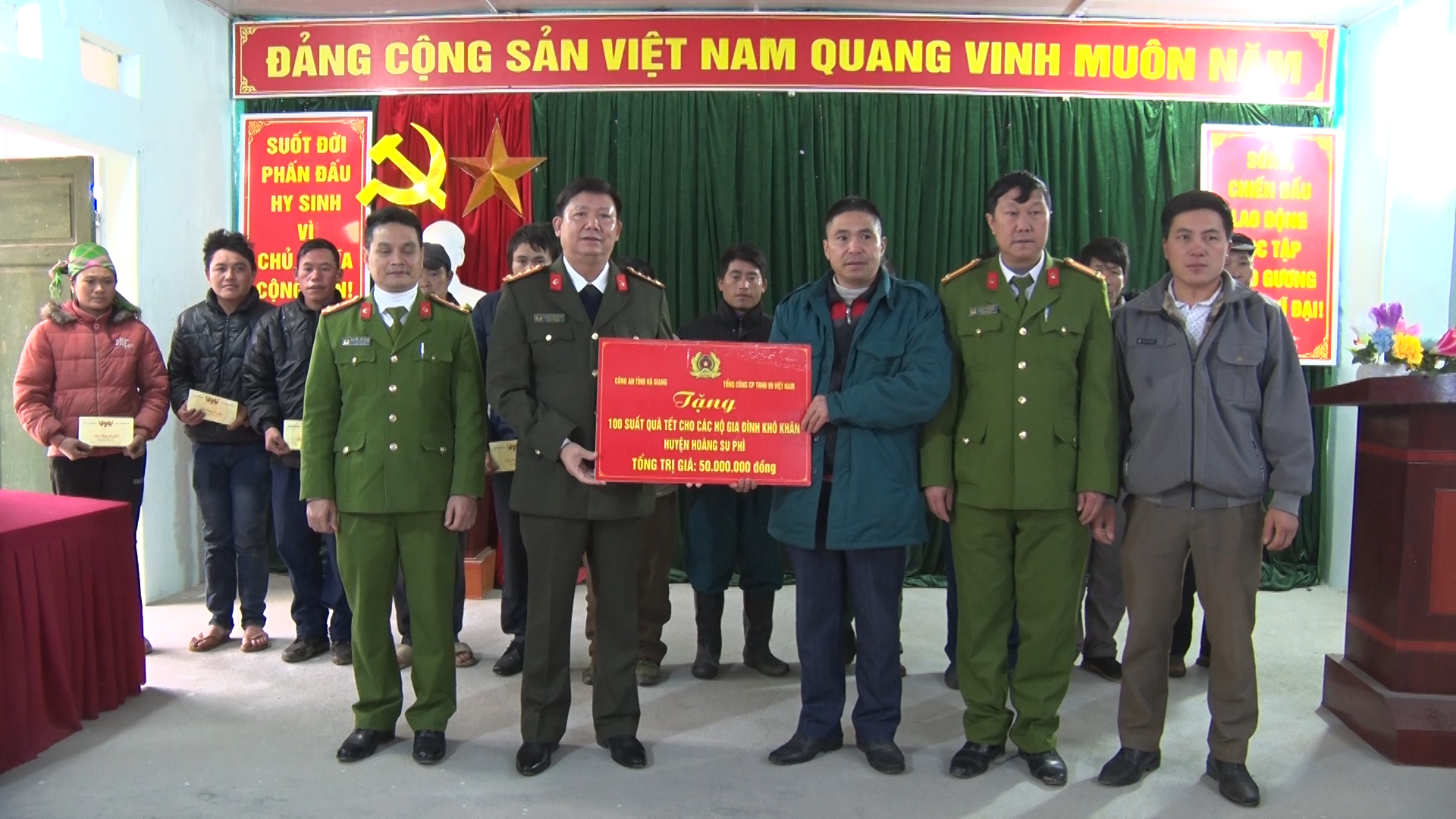 Phó Giám đốc Công an tỉnh Hoàng Văn Mạnh tặng quà tết tại huyện Hoàng Su Phì