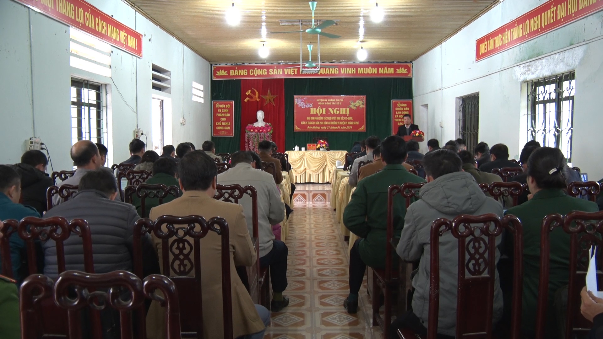 Đoàn công tác số 2 của BTV Huyện uỷ giao ban cụm tại xã Bản Nhùng