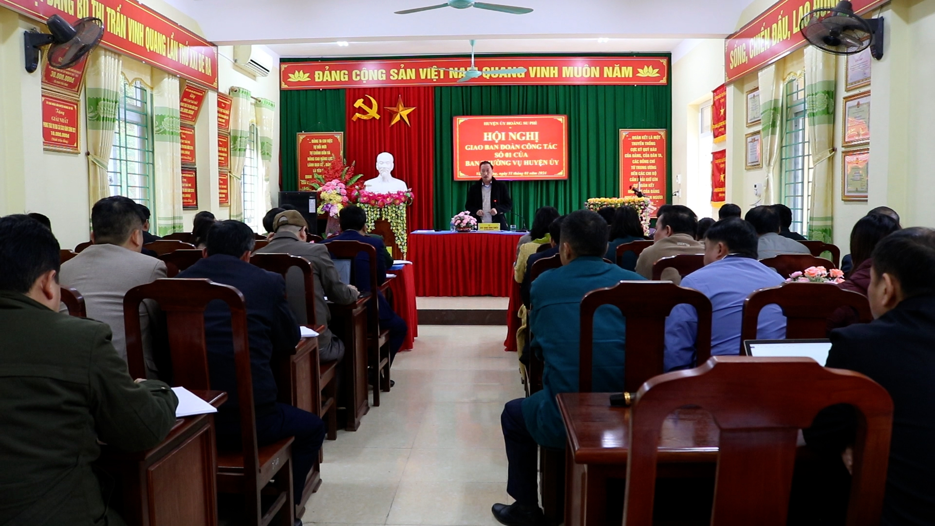 Đoàn công tác số 1 của Ban thường vụ Huyện uỷ giao ban tại thị trấn Vinh Quang