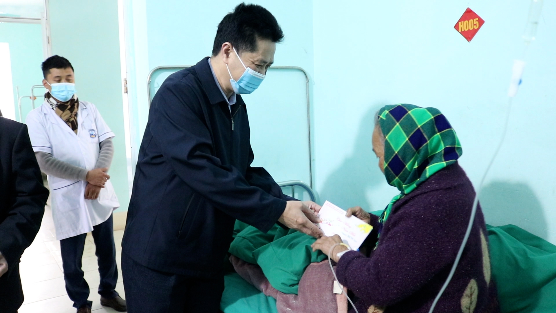 Phó Chủ tịch UBND huyện thăm, chúc Tết người bệnh điều trị tại Bệnh viện.