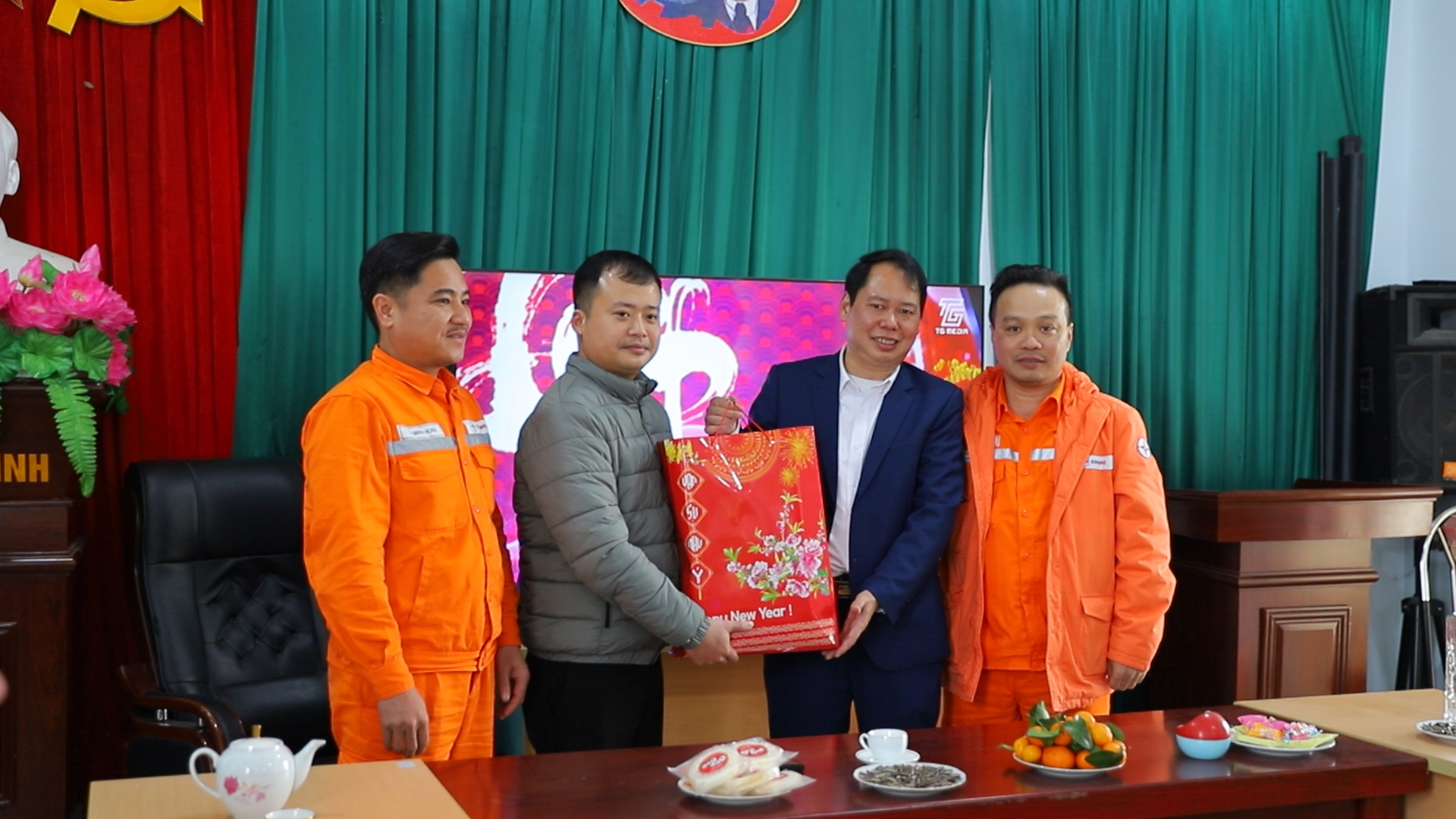 Lãnh đạo UBND huyện thăm, tặng quà các đơn vị trực Tết và người cao tuổi