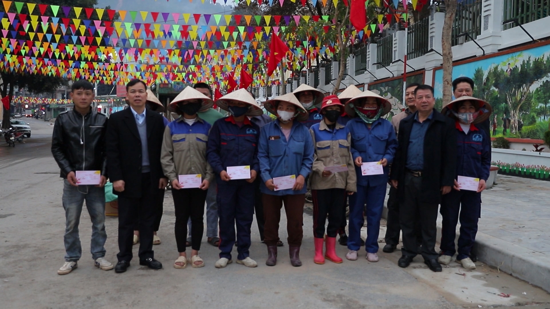 Lãnh đạo huyện Hoàng Su Phì thăm, chúc Tết công nhân Trung tâm dịch vụ môi trường