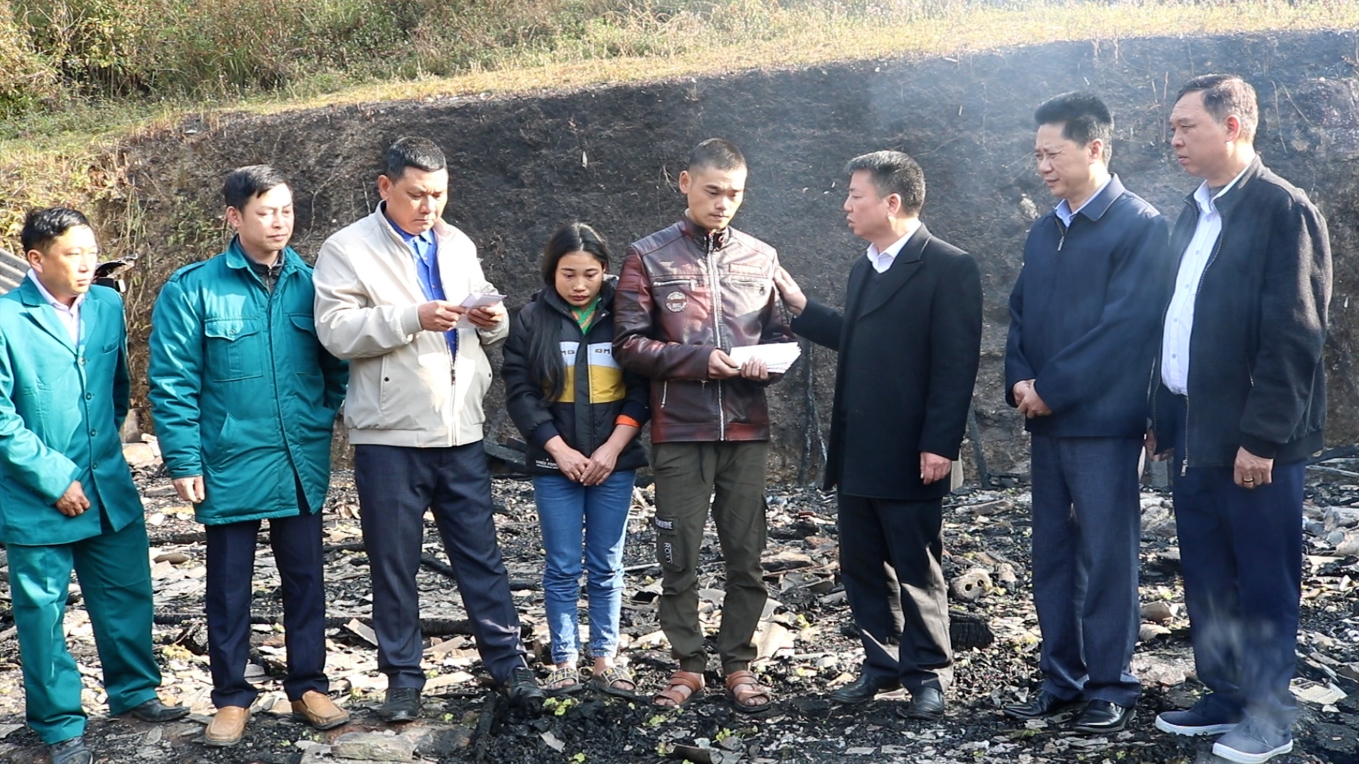Lãnh đạo huyện Hoàng Su Phì trao hỗ trợ gia đình cháy nhà ở xã Túng Sán