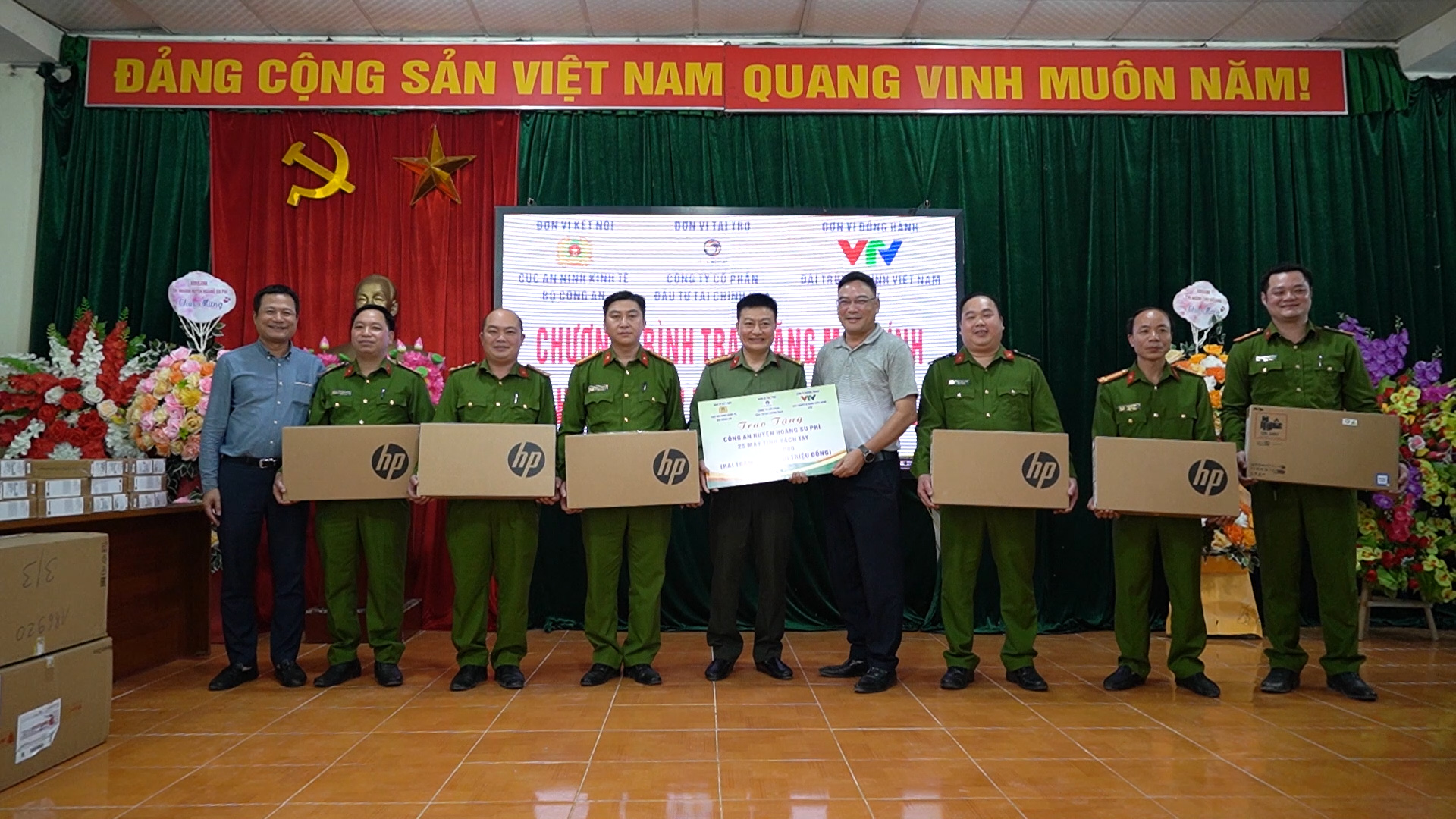 Trao tặng 25 máy tính xách tay cho Công an huyện Hoàng Su Phì