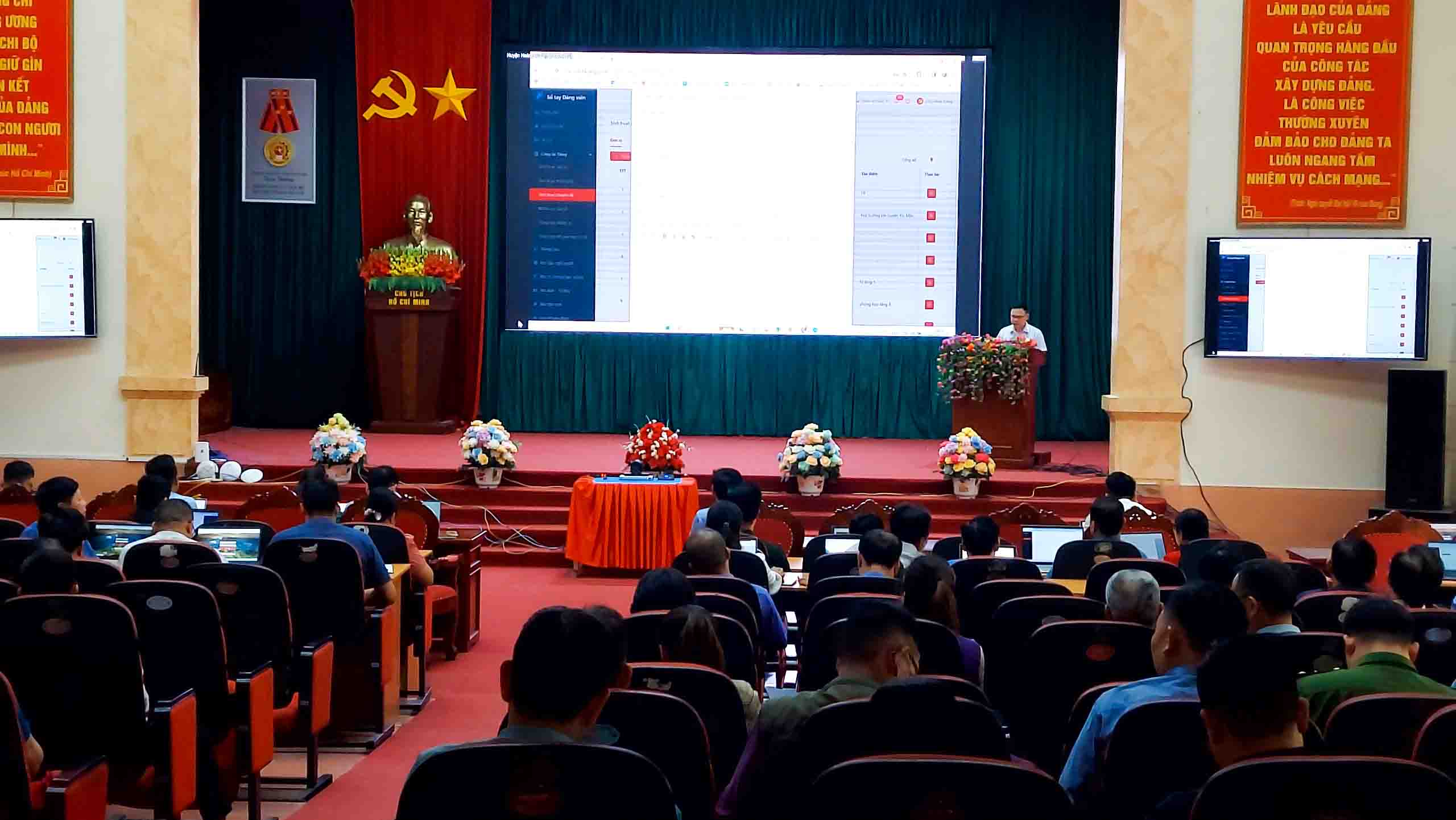 Tập huấn ứng dụng Sổ tay đảng viên điện tử tỉnh Hà Giang.