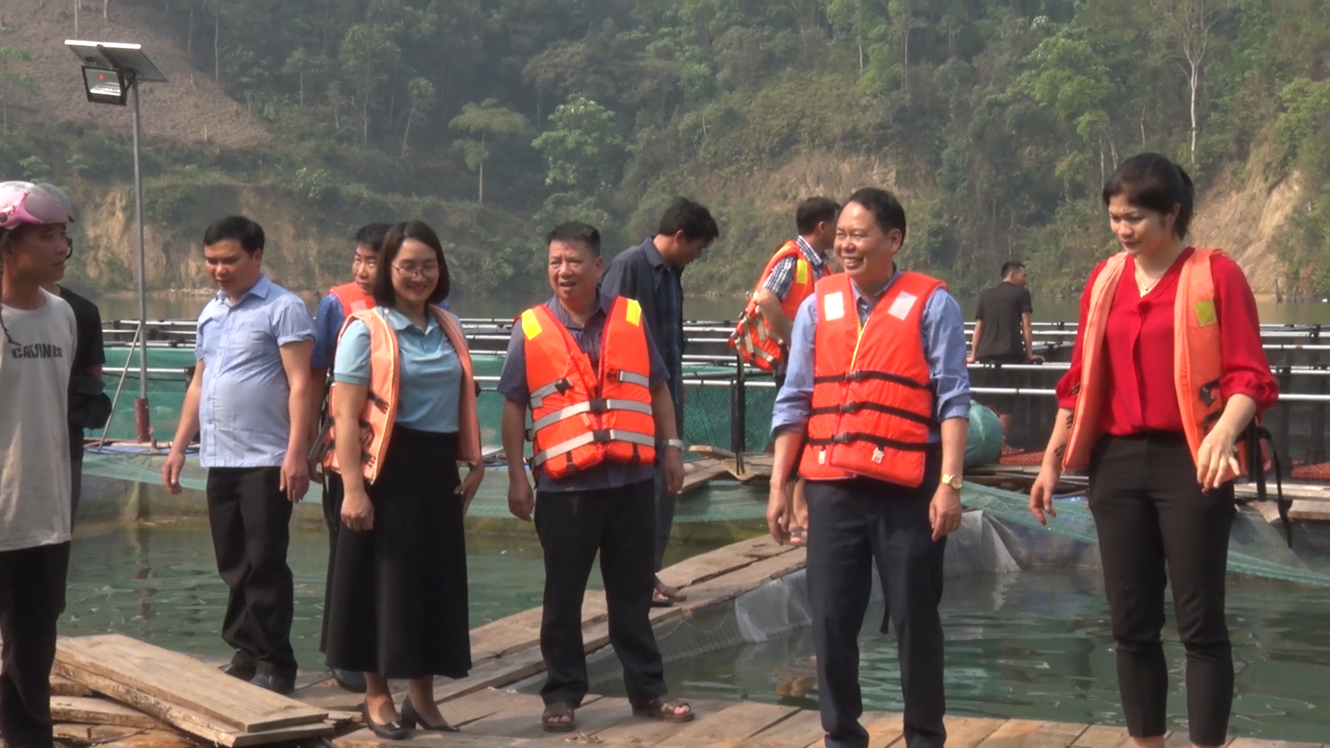 Thường trực Huyện uỷ Hoàng Su Phì kiểm tra mô hình nuôi cá lồng tại Sông Chảy 3