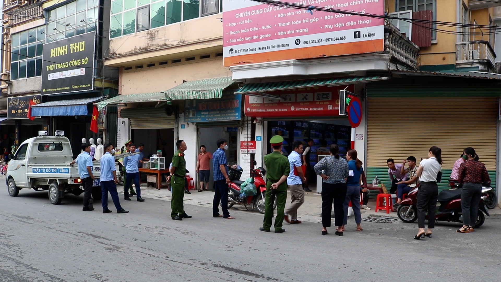 Thị trấn Vinh Quang ra quân giải tỏa hành lang, vỉa hè