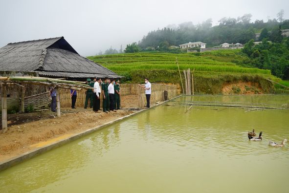 Bí thư Huyện ủy Hoàng su Phì khảo sát triển khai đề án cải tạo vườn tạp tại xã Pố Lồ