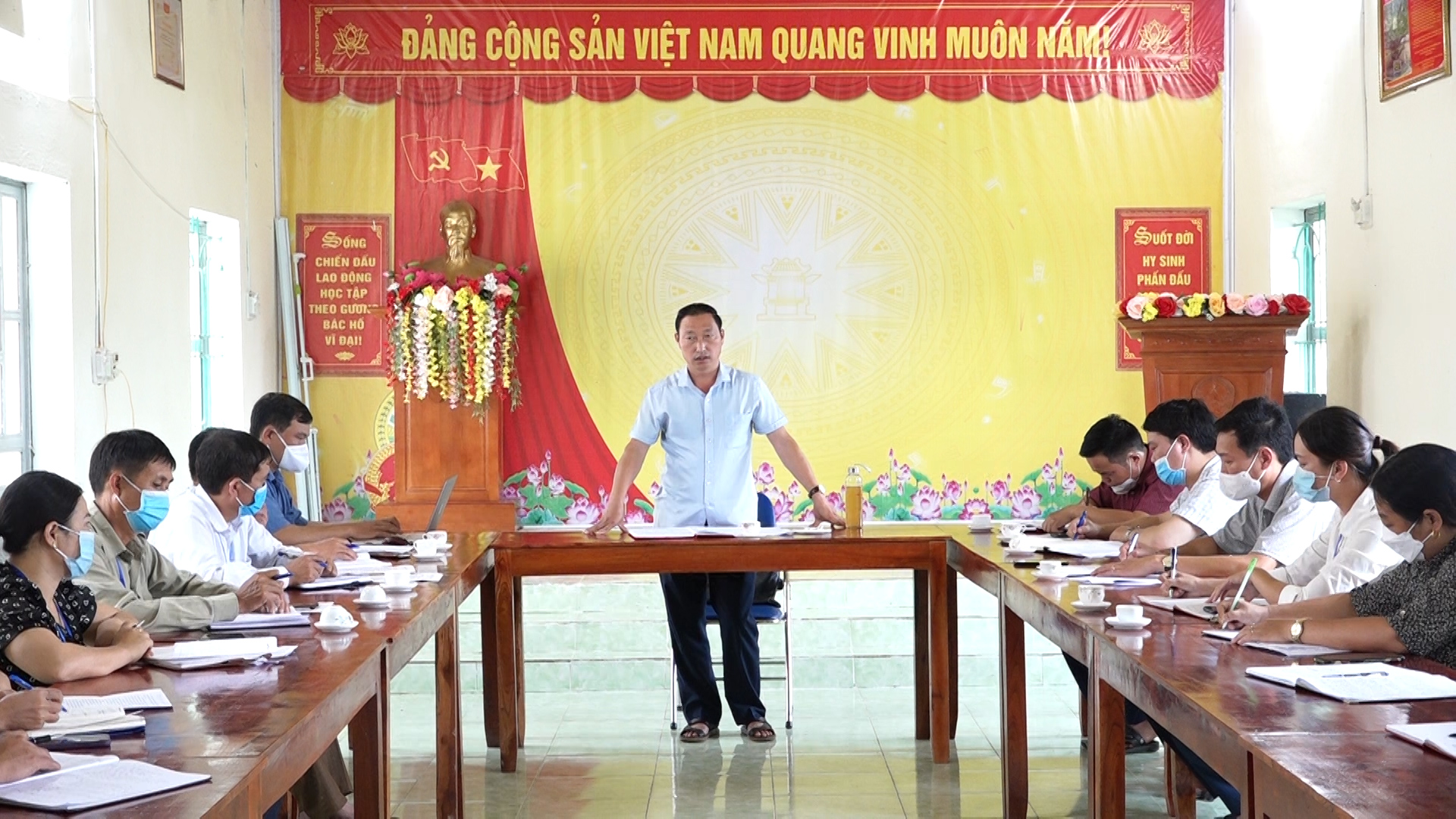 Bí thư Huyện uỷ Vàng Đình Chiến làm việc tại xã Bản Phùng.