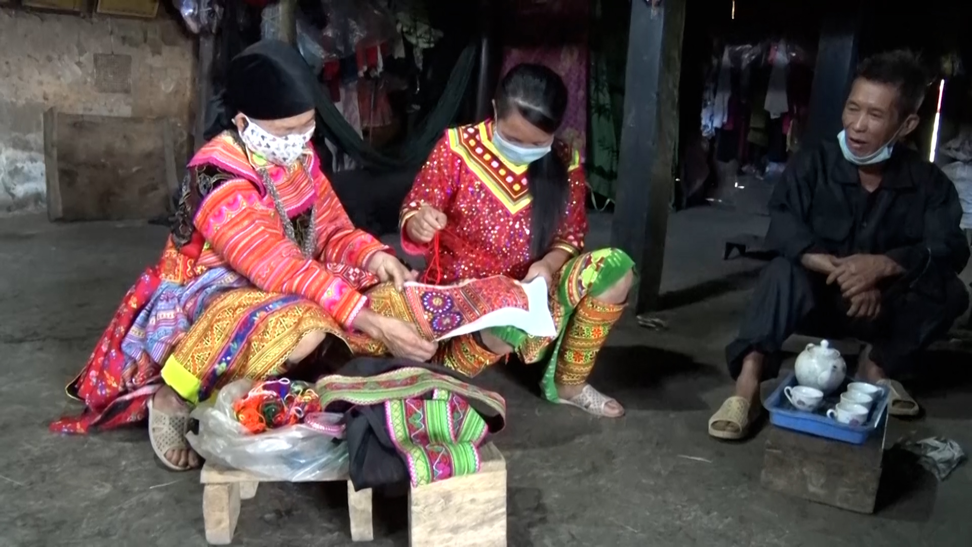 Người Mông xã Tả Sử Chóong với sắc màu trang phục truyền thống