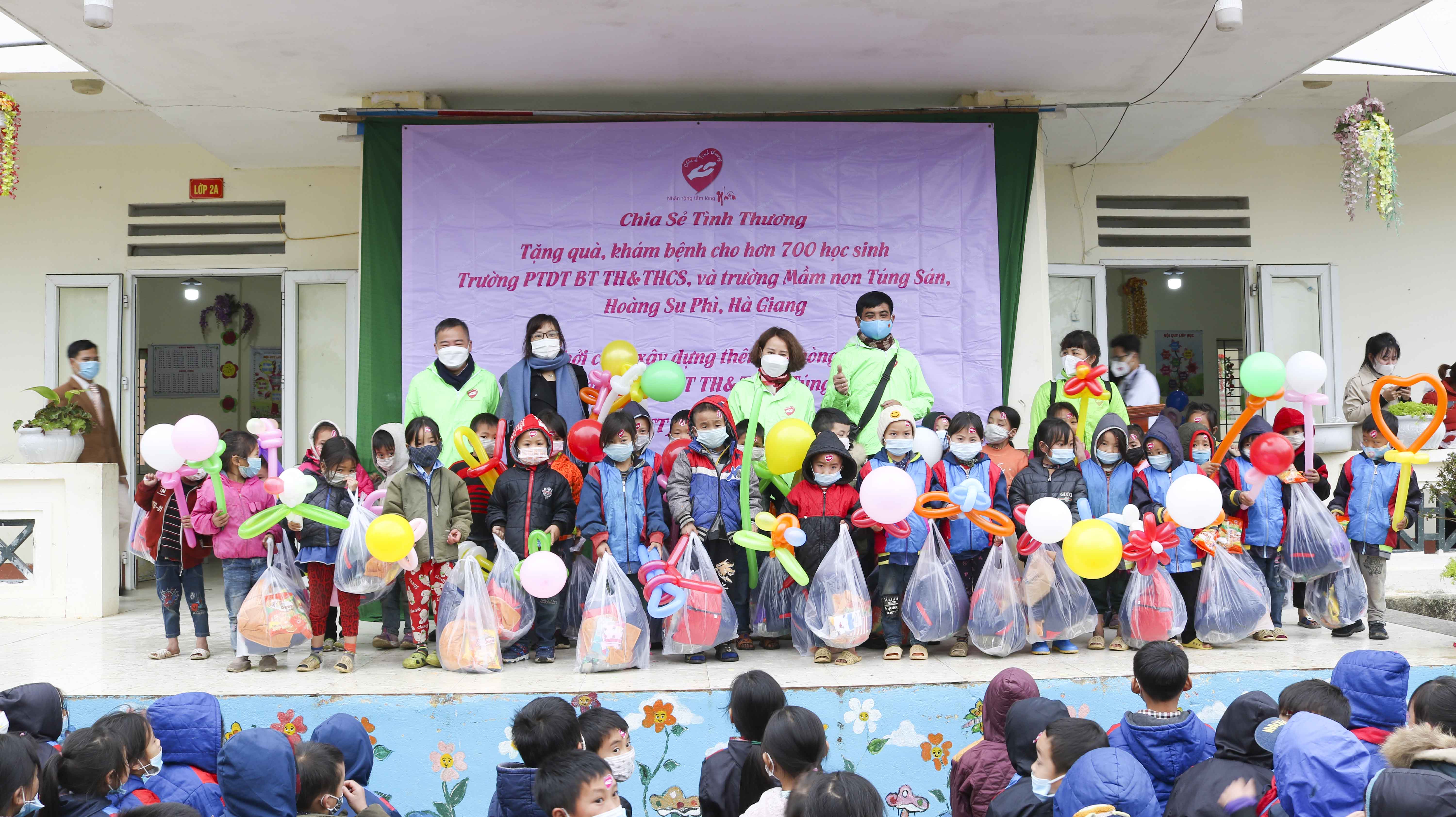 Giáo sư Nguyễn Lân Hiếu và nhóm Chia sẻ tình thương khám bệnh, tặng quà các trường học trên địa bàn xã Túng Sán