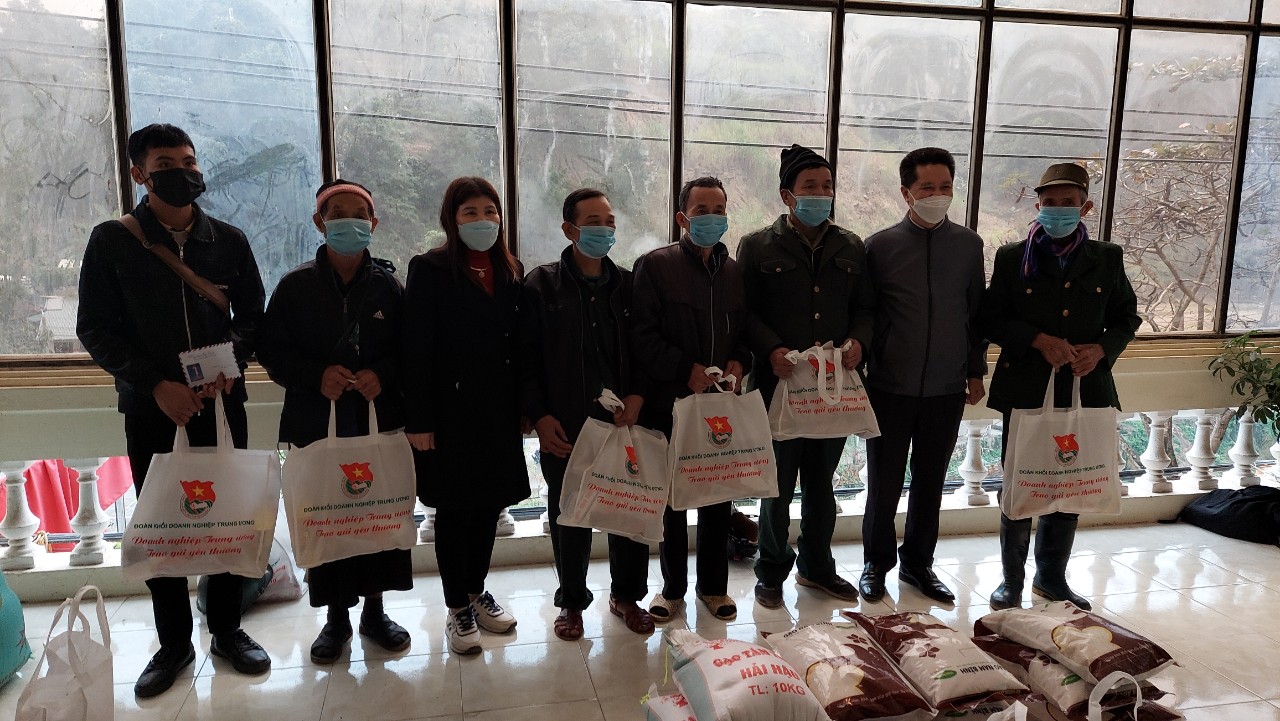 Phó chủ tịch UBND huyện Hoàng Đức Tân thăm và tặng quà các đối tượng nhiễm, nghi nhiễm chất độc da cam trên địa bàn huyện.