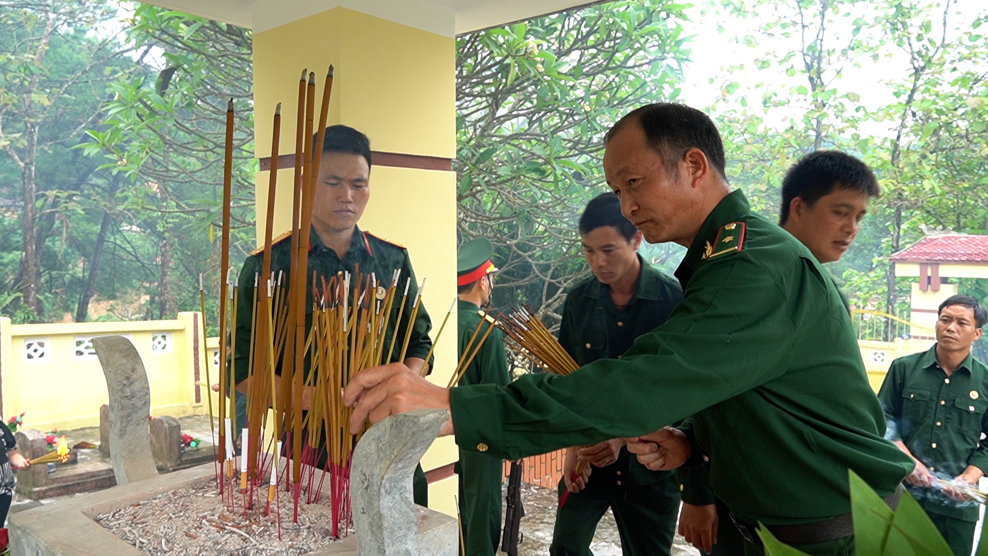 Hội Cựu chiến binh huyện Hoàng Su Phì dâng hương tại Nghĩa trang Liệt sỹ của huyện