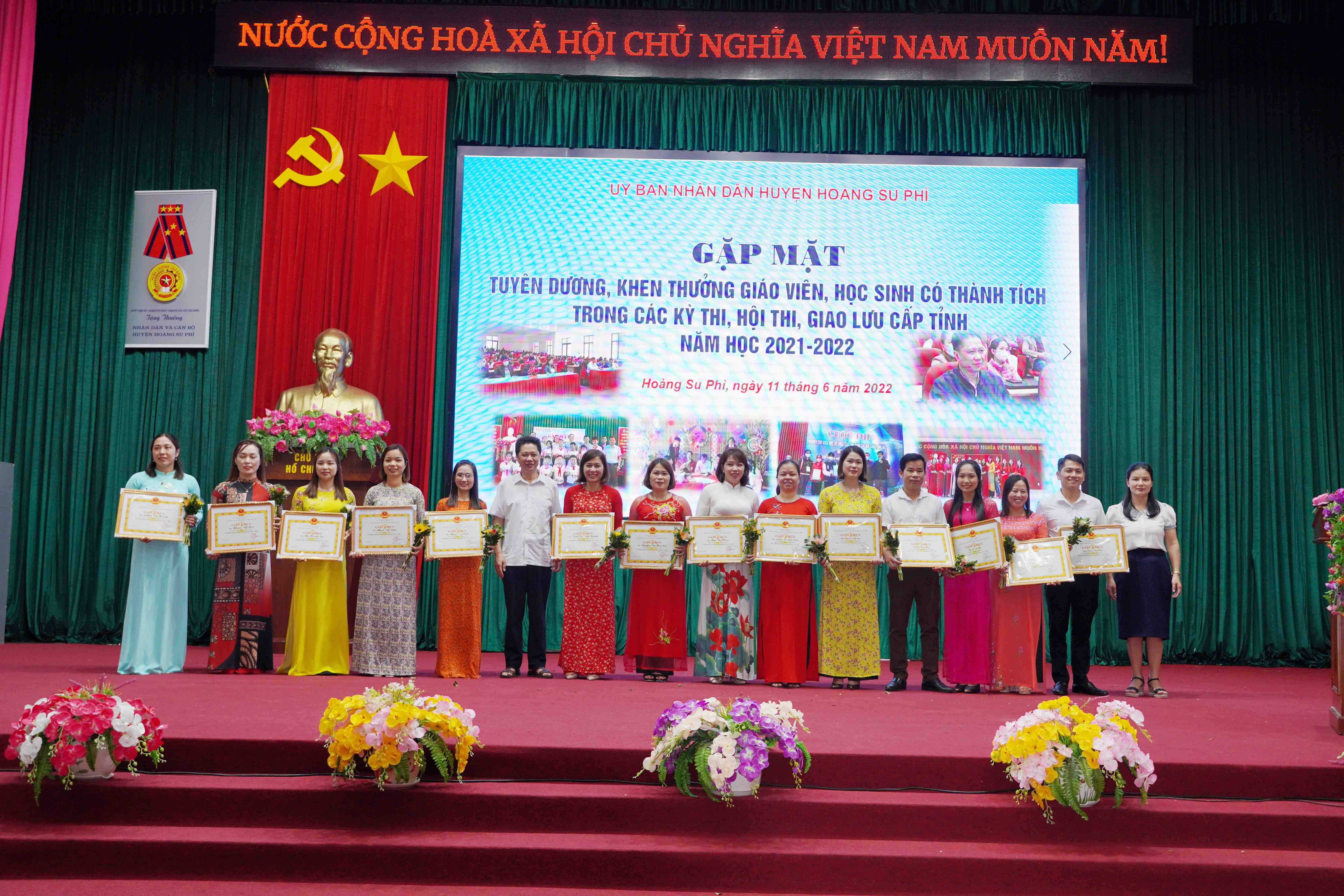 Huyện Hoàng Su Phì gặp mặt khen thưởng giáo viên, học sinh năm học 2021 -2022