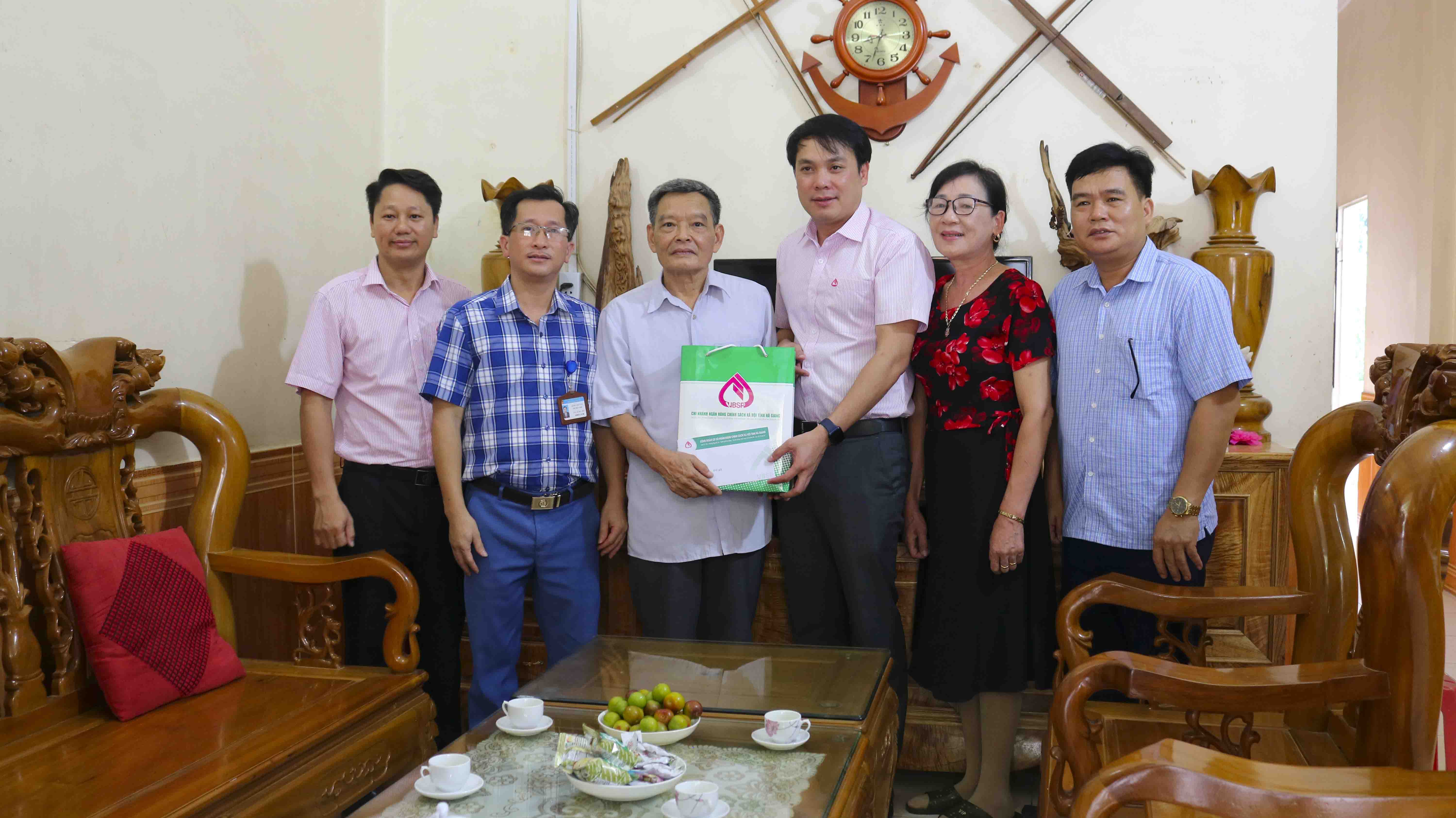 Giám đốc ngân hàng CSXH tỉnh thăm tặng quà gia đình chính sách nhân ngày 27.7