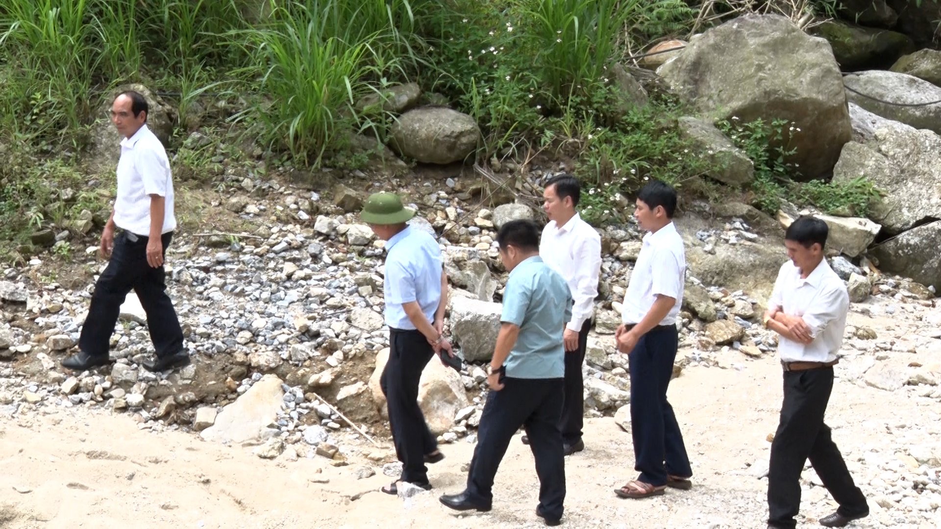 Phó Trưởng Đoàn công tác 575 BTV Tỉnh uỷ kiểm tra hiện trạng công trình giao thông tại xã Hồ Thầu